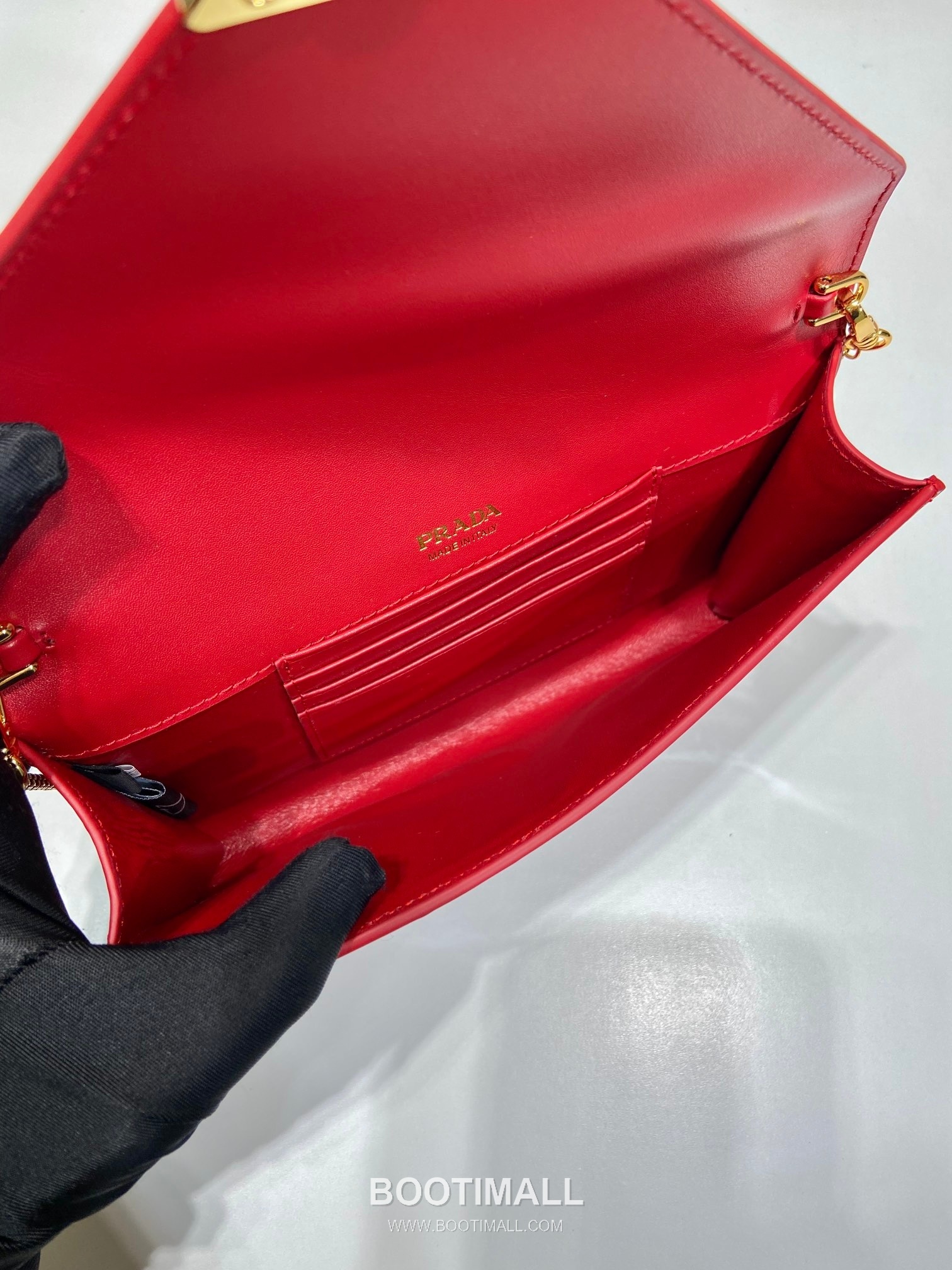 Prada Patent Leather Envelope Clutch Bag with Triangle Logo Chain Strap Detail 프라다 페이턴트 레더 트라이앵글 로고 체인 스트랩 엔벨로프 클러치백 1BP051 20cm 8