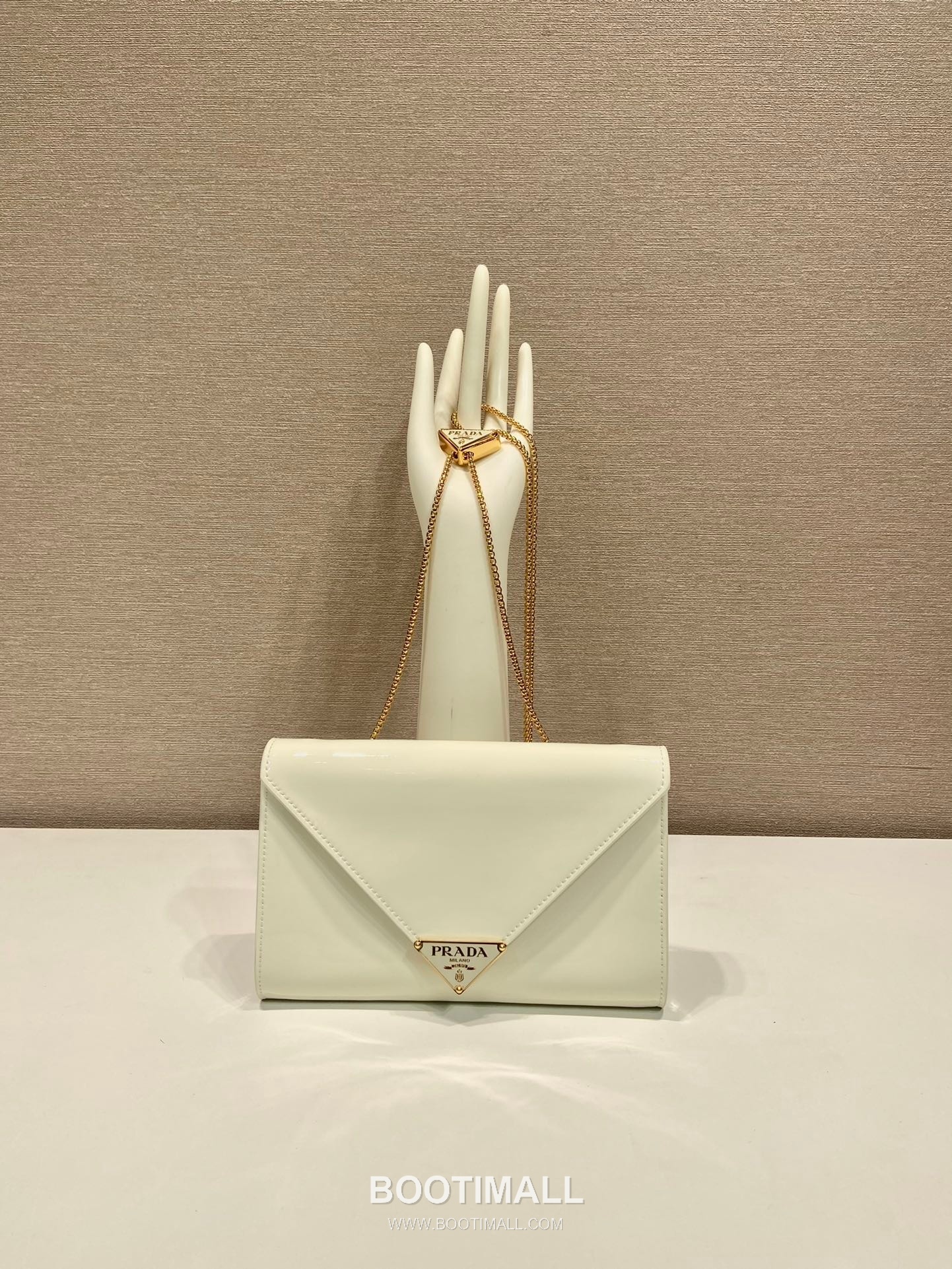 Prada Patent Leather Envelope Clutch Bag with Triangle Logo Chain Strap Detail 프라다 페이턴트 레더 트라이앵글 로고 체인 스트랩 엔벨로프 클러치백 1BP051 20cm 1