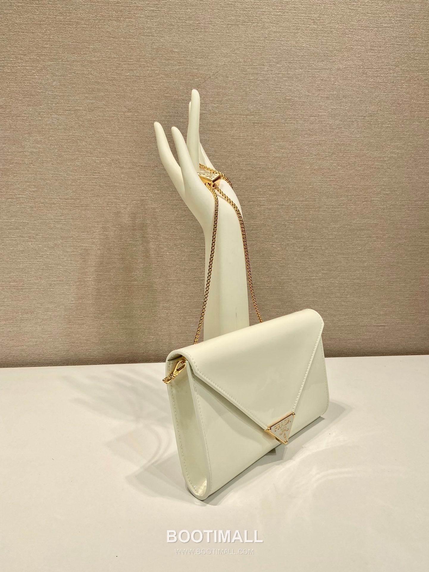Prada Patent Leather Envelope Clutch Bag with Triangle Logo Chain Strap Detail 프라다 페이턴트 레더 트라이앵글 로고 체인 스트랩 엔벨로프 클러치백 1BP051 20cm 2