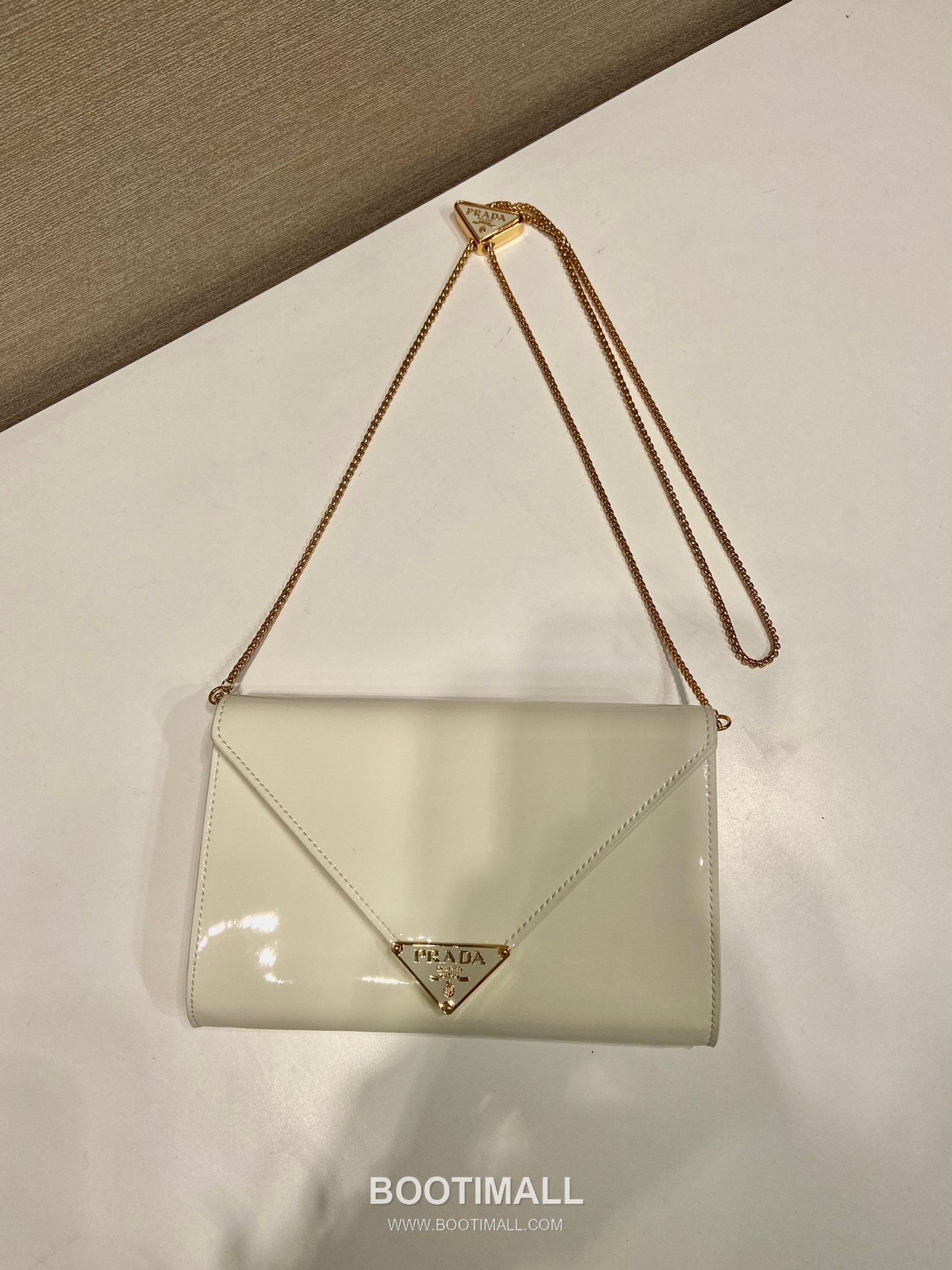 Prada Patent Leather Envelope Clutch Bag with Triangle Logo Chain Strap Detail 프라다 페이턴트 레더 트라이앵글 로고 체인 스트랩 엔벨로프 클러치백 1BP051 20cm 3