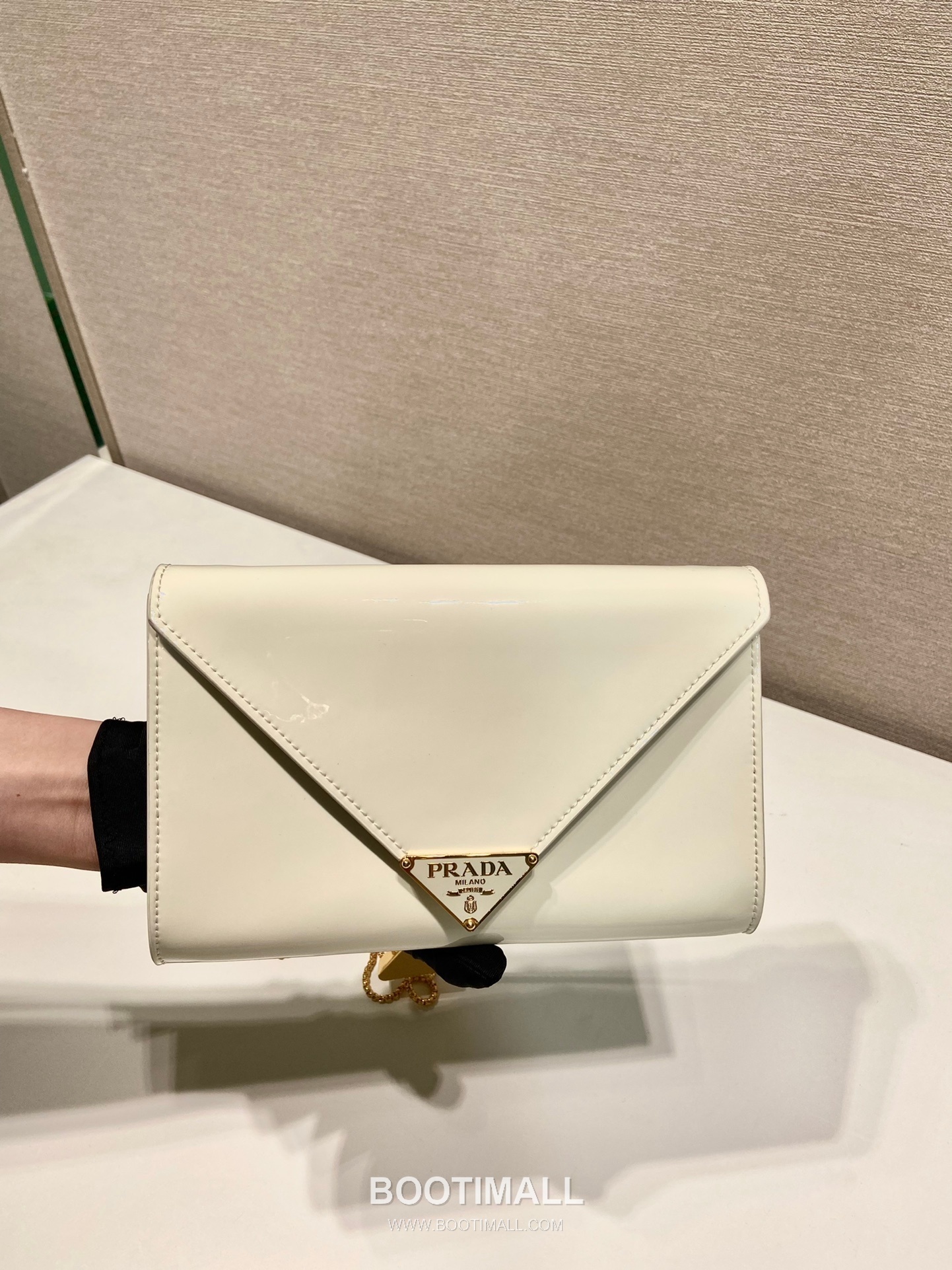 Prada Patent Leather Envelope Clutch Bag with Triangle Logo Chain Strap Detail 프라다 페이턴트 레더 트라이앵글 로고 체인 스트랩 엔벨로프 클러치백 1BP051 20cm 4