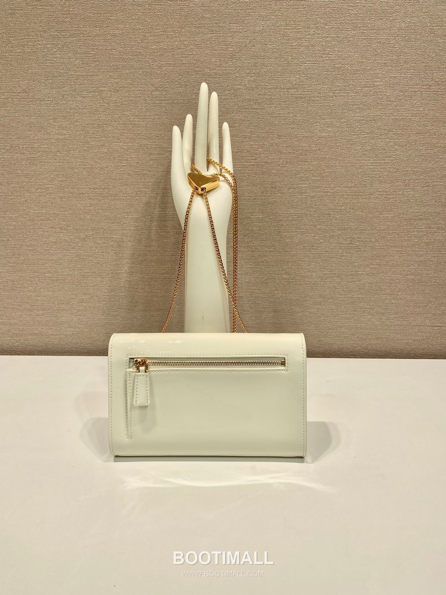 Prada Patent Leather Envelope Clutch Bag with Triangle Logo Chain Strap Detail 프라다 페이턴트 레더 트라이앵글 로고 체인 스트랩 엔벨로프 클러치백 1BP051 20cm 5
