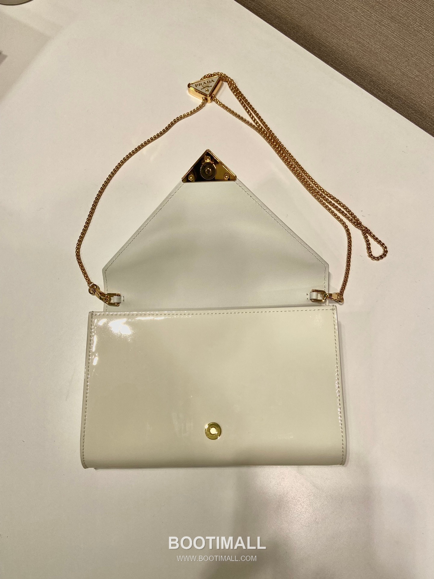 Prada Patent Leather Envelope Clutch Bag with Triangle Logo Chain Strap Detail 프라다 페이턴트 레더 트라이앵글 로고 체인 스트랩 엔벨로프 클러치백 1BP051 20cm 6