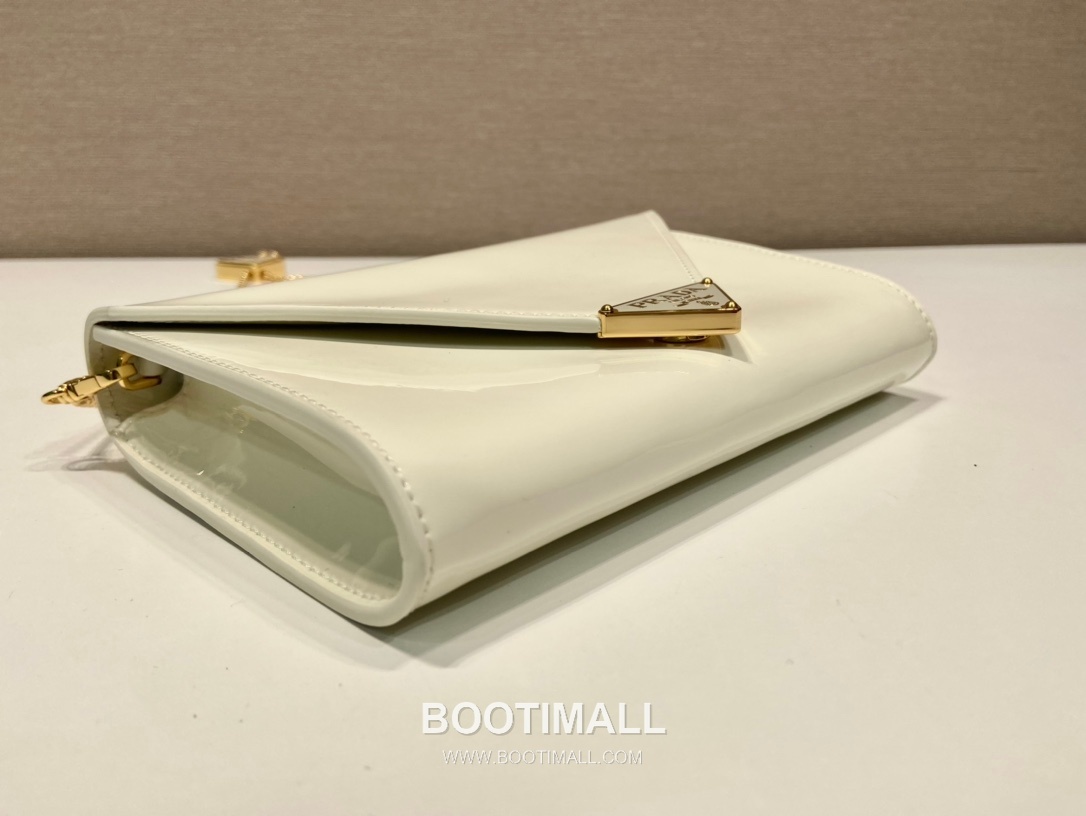 Prada Patent Leather Envelope Clutch Bag with Triangle Logo Chain Strap Detail 프라다 페이턴트 레더 트라이앵글 로고 체인 스트랩 엔벨로프 클러치백 1BP051 20cm 7