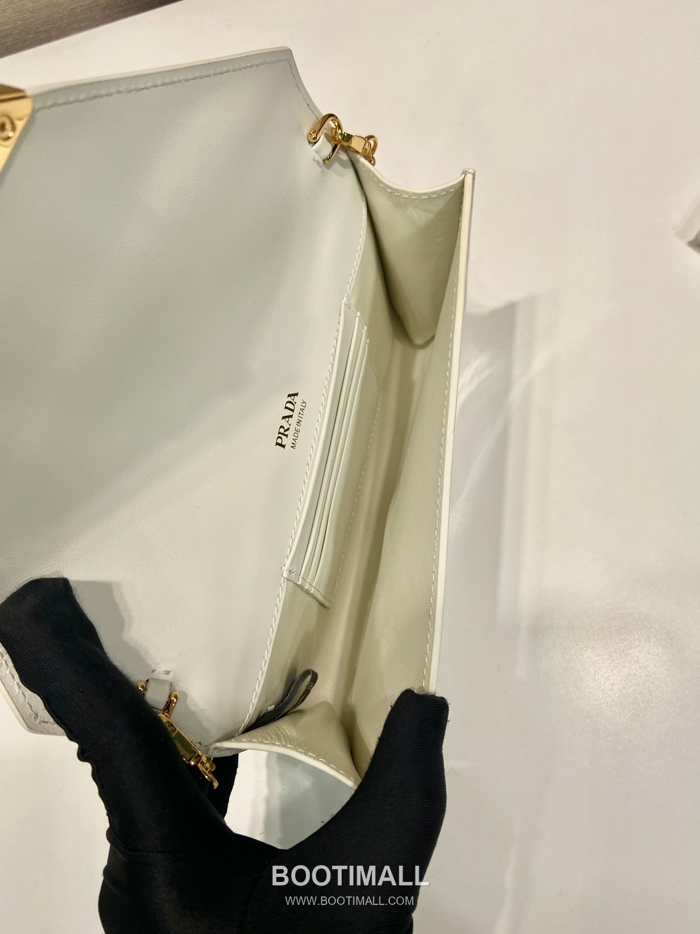 Prada Patent Leather Envelope Clutch Bag with Triangle Logo Chain Strap Detail 프라다 페이턴트 레더 트라이앵글 로고 체인 스트랩 엔벨로프 클러치백 1BP051 20cm 8
