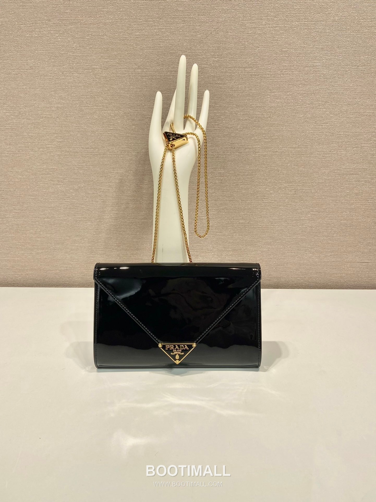 Prada Patent Leather Envelope Clutch Bag with Triangle Logo Chain Strap Detail 프라다 페이턴트 레더 트라이앵글 로고 체인 스트랩 엔벨로프 클러치백 1BP051 20cm 1