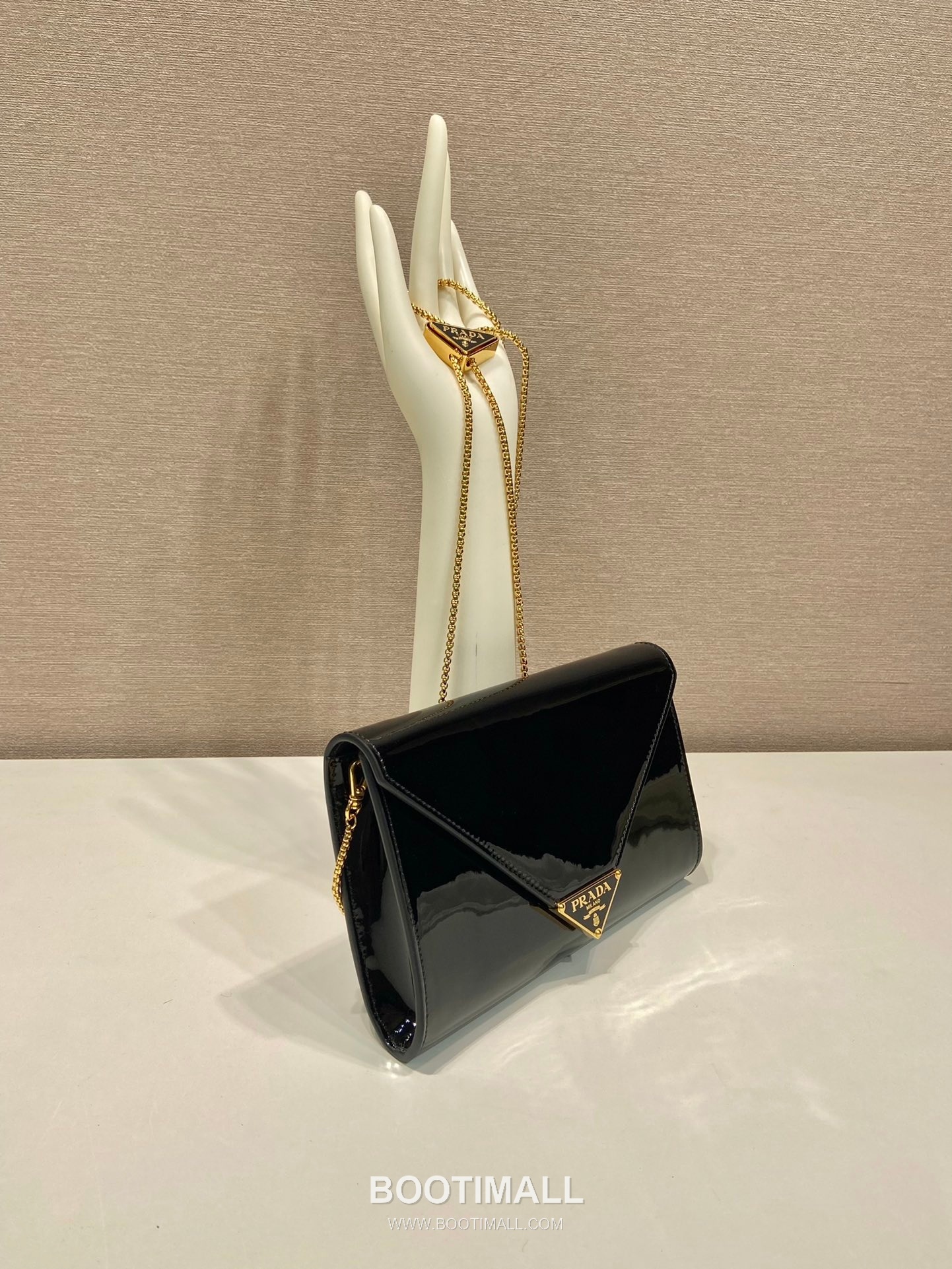 Prada Patent Leather Envelope Clutch Bag with Triangle Logo Chain Strap Detail 프라다 페이턴트 레더 트라이앵글 로고 체인 스트랩 엔벨로프 클러치백 1BP051 20cm 2