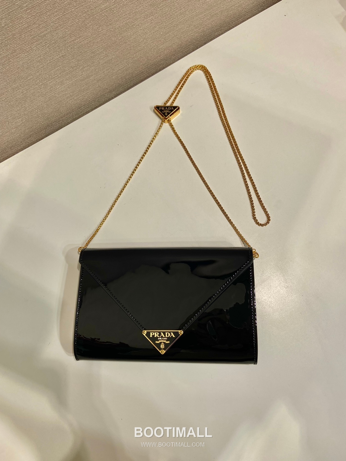 Prada Patent Leather Envelope Clutch Bag with Triangle Logo Chain Strap Detail 프라다 페이턴트 레더 트라이앵글 로고 체인 스트랩 엔벨로프 클러치백 1BP051 20cm 3