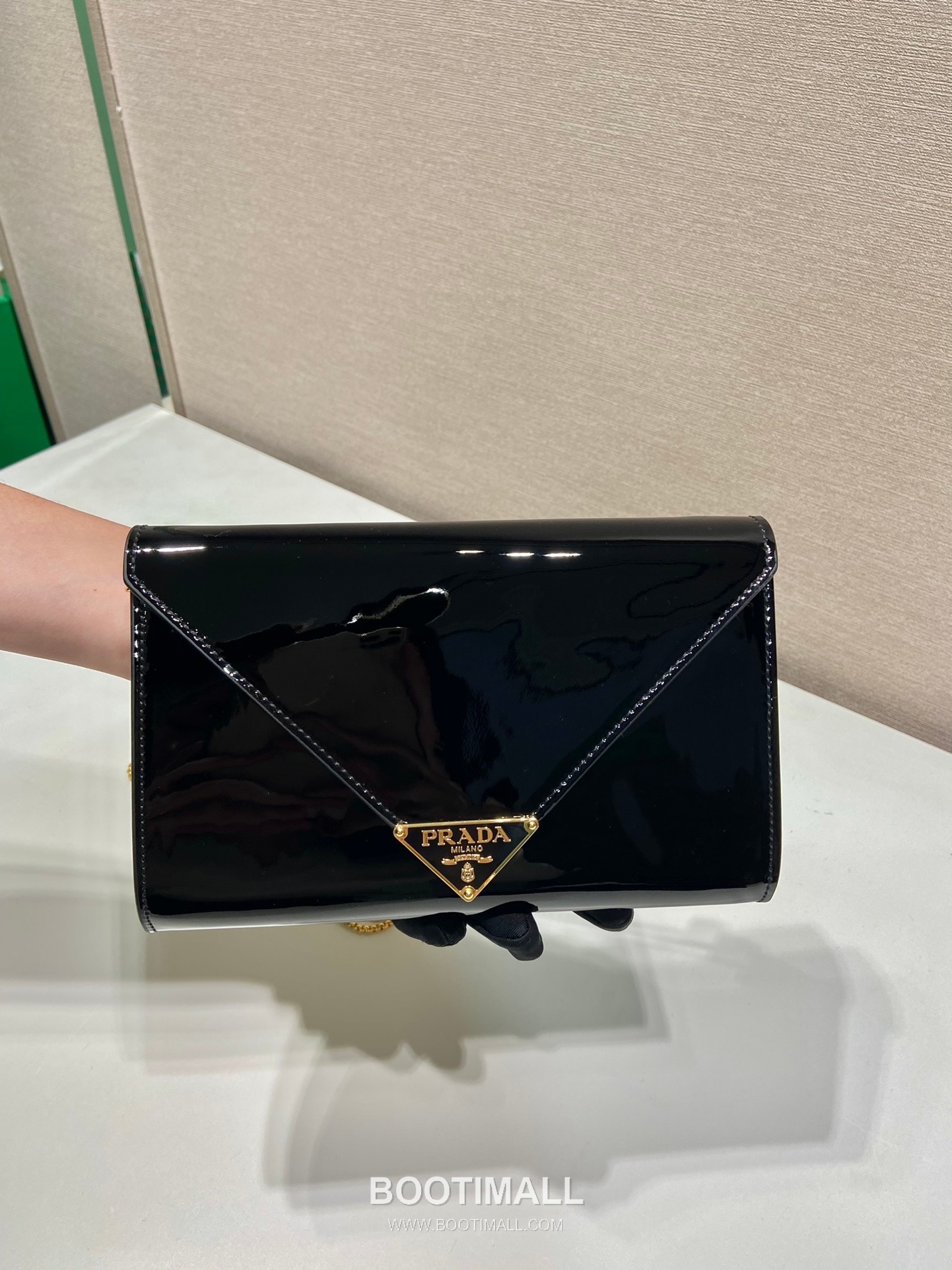 Prada Patent Leather Envelope Clutch Bag with Triangle Logo Chain Strap Detail 프라다 페이턴트 레더 트라이앵글 로고 체인 스트랩 엔벨로프 클러치백 1BP051 20cm 4