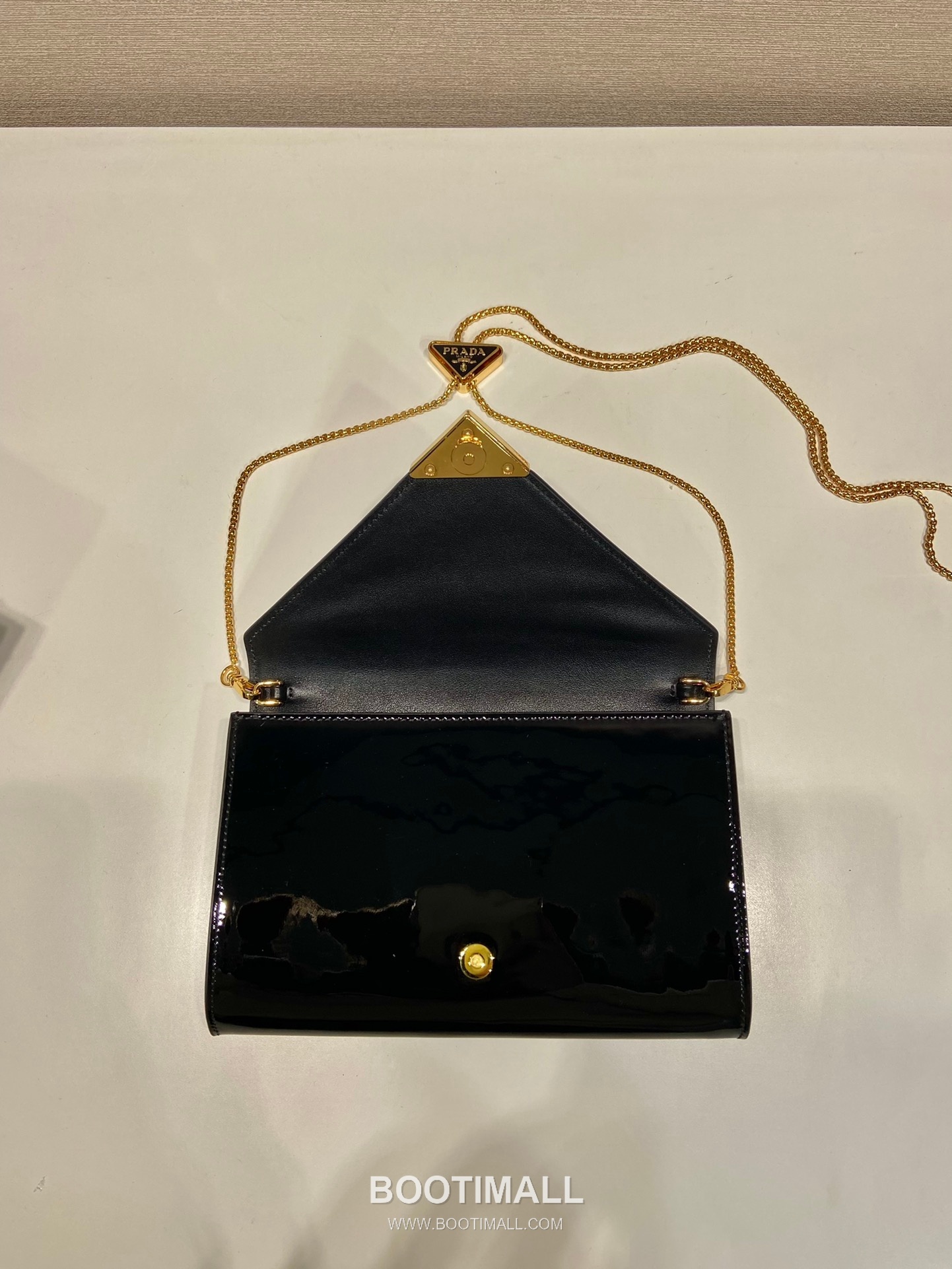 Prada Patent Leather Envelope Clutch Bag with Triangle Logo Chain Strap Detail 프라다 페이턴트 레더 트라이앵글 로고 체인 스트랩 엔벨로프 클러치백 1BP051 20cm 6