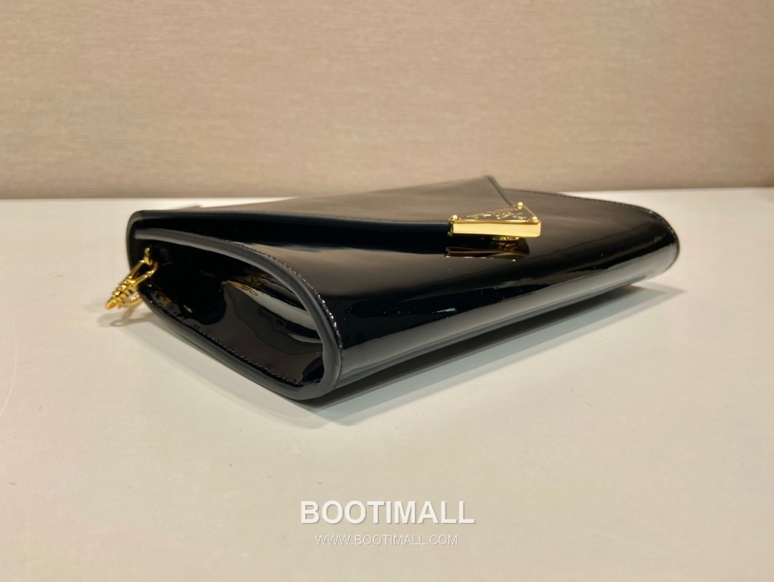 Prada Patent Leather Envelope Clutch Bag with Triangle Logo Chain Strap Detail 프라다 페이턴트 레더 트라이앵글 로고 체인 스트랩 엔벨로프 클러치백 1BP051 20cm 7