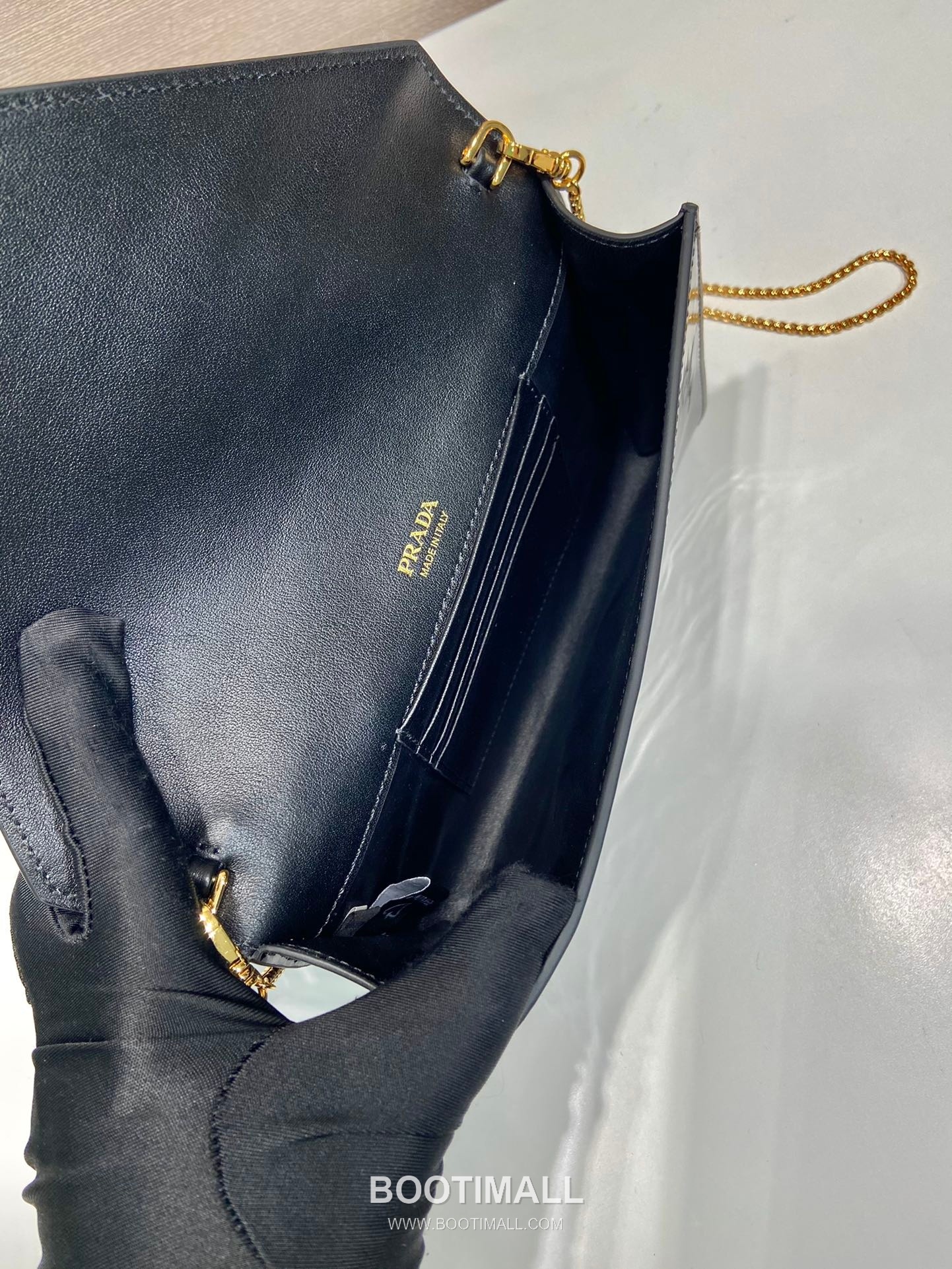 Prada Patent Leather Envelope Clutch Bag with Triangle Logo Chain Strap Detail 프라다 페이턴트 레더 트라이앵글 로고 체인 스트랩 엔벨로프 클러치백 1BP051 20cm 8