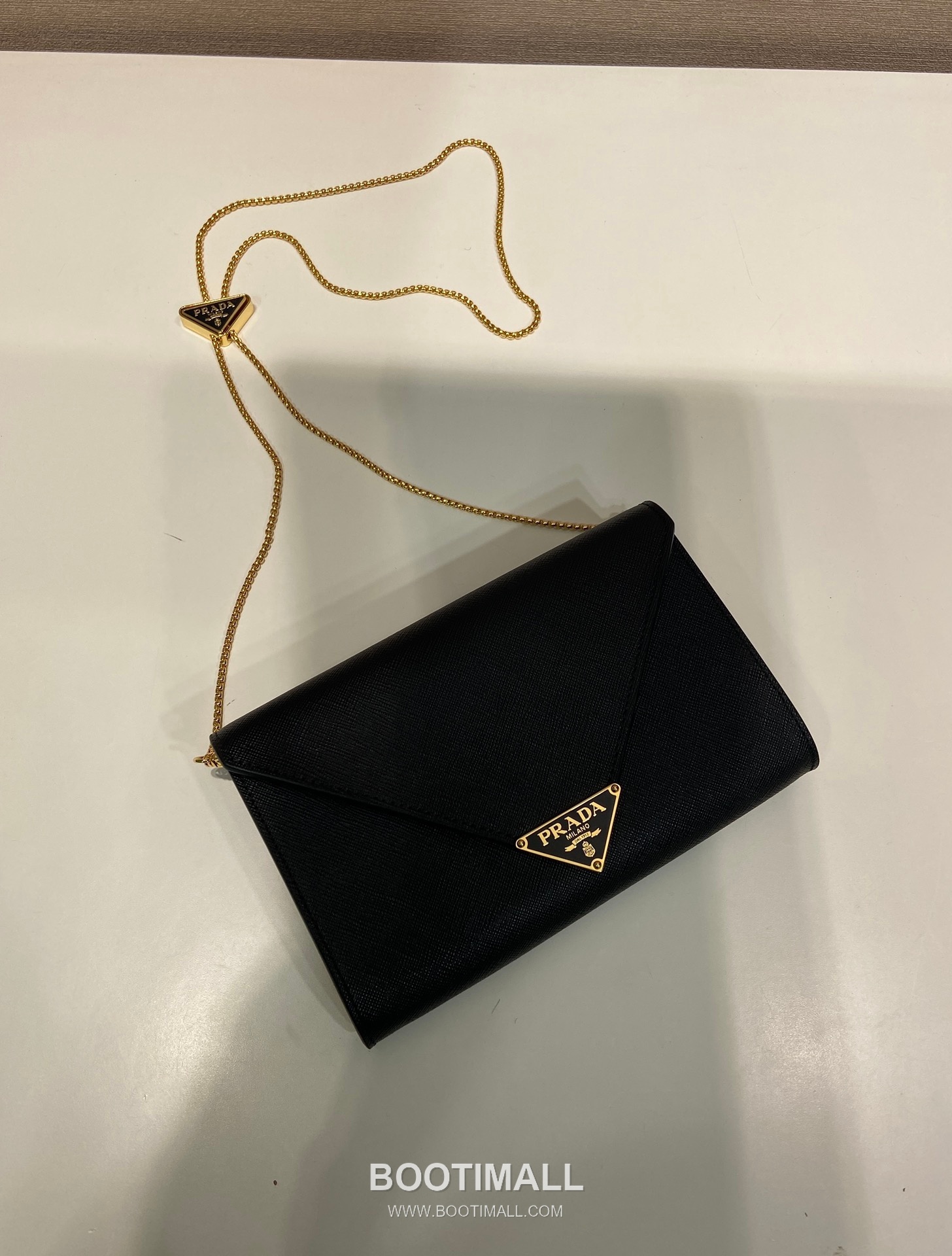 Prada Saffiano Calfskin Envelope Clutch Bag with Triangle Logo Chain Strap Detail 프라다 사피아노 카프스킨 트라이앵글 로고 체인 스트랩 엔벨로프 클러치백 1BP051 20cm 3