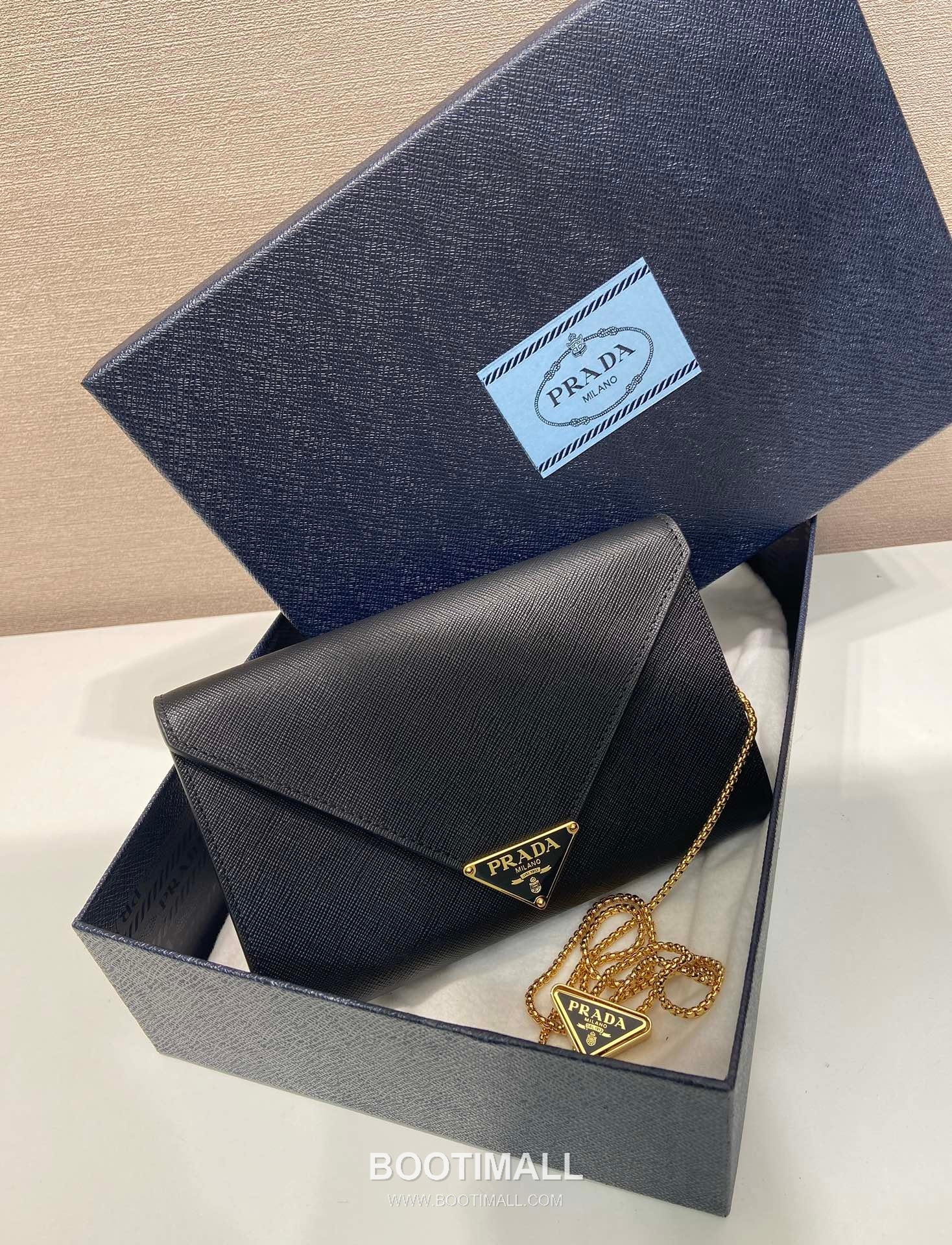 Prada Saffiano Calfskin Envelope Clutch Bag with Triangle Logo Chain Strap Detail 프라다 사피아노 카프스킨 트라이앵글 로고 체인 스트랩 엔벨로프 클러치백 1BP051 20cm 4
