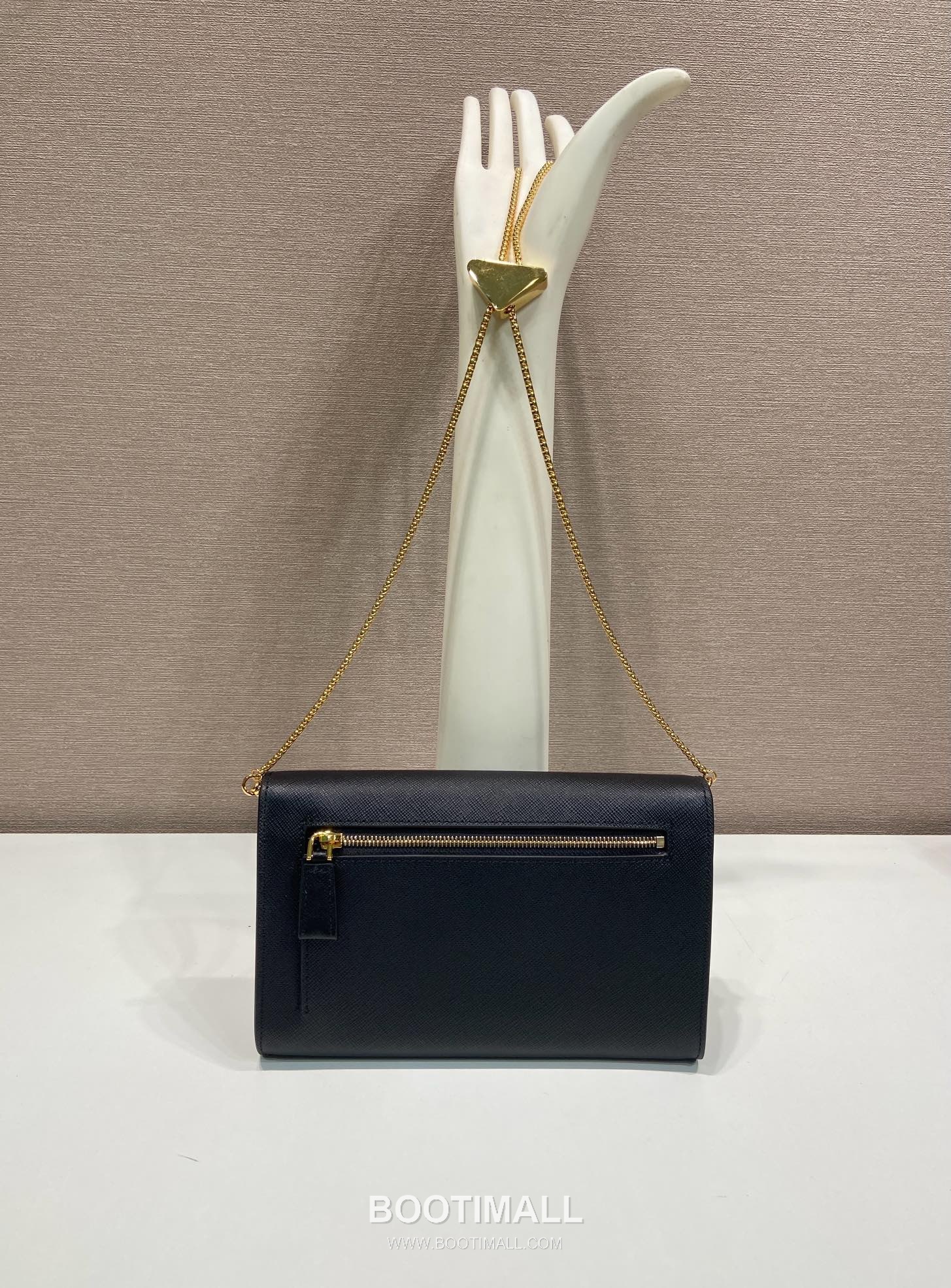 Prada Saffiano Calfskin Envelope Clutch Bag with Triangle Logo Chain Strap Detail 프라다 사피아노 카프스킨 트라이앵글 로고 체인 스트랩 엔벨로프 클러치백 1BP051 20cm 5
