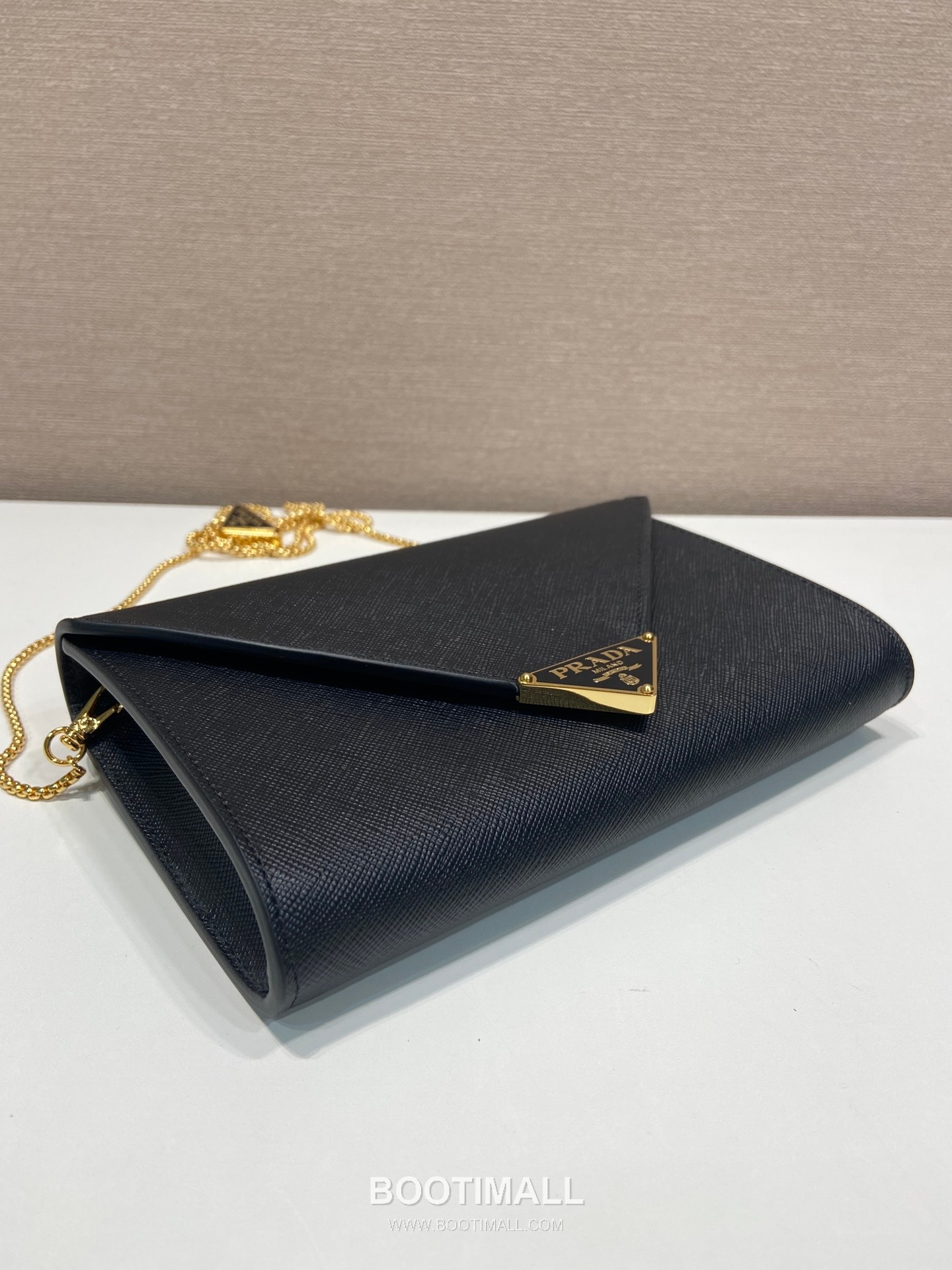 Prada Saffiano Calfskin Envelope Clutch Bag with Triangle Logo Chain Strap Detail 프라다 사피아노 카프스킨 트라이앵글 로고 체인 스트랩 엔벨로프 클러치백 1BP051 20cm 6