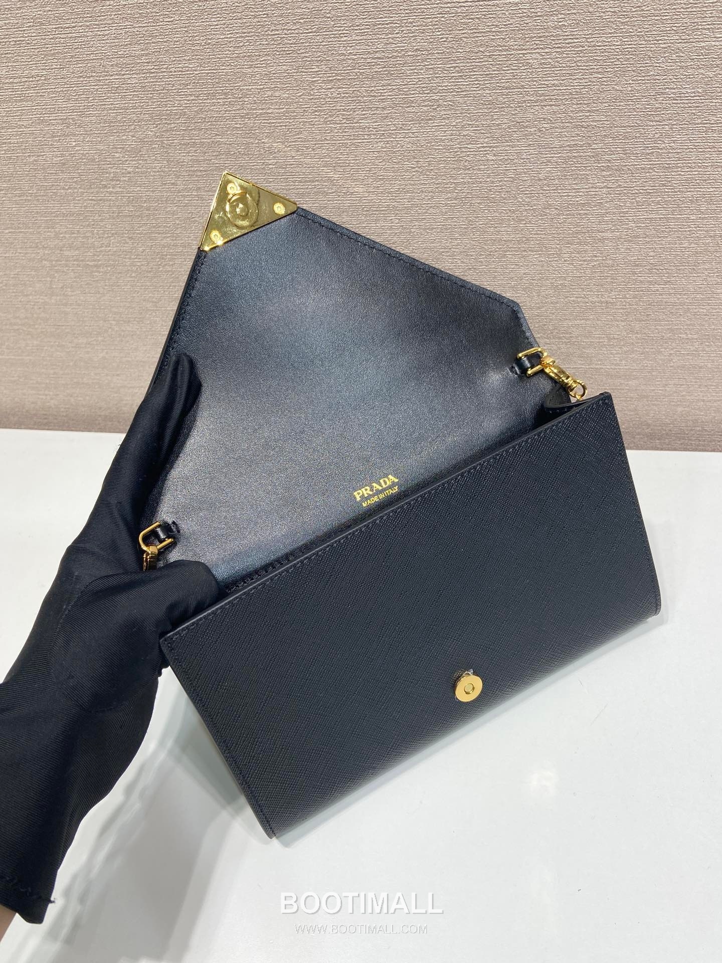 Prada Saffiano Calfskin Envelope Clutch Bag with Triangle Logo Chain Strap Detail 프라다 사피아노 카프스킨 트라이앵글 로고 체인 스트랩 엔벨로프 클러치백 1BP051 20cm 7
