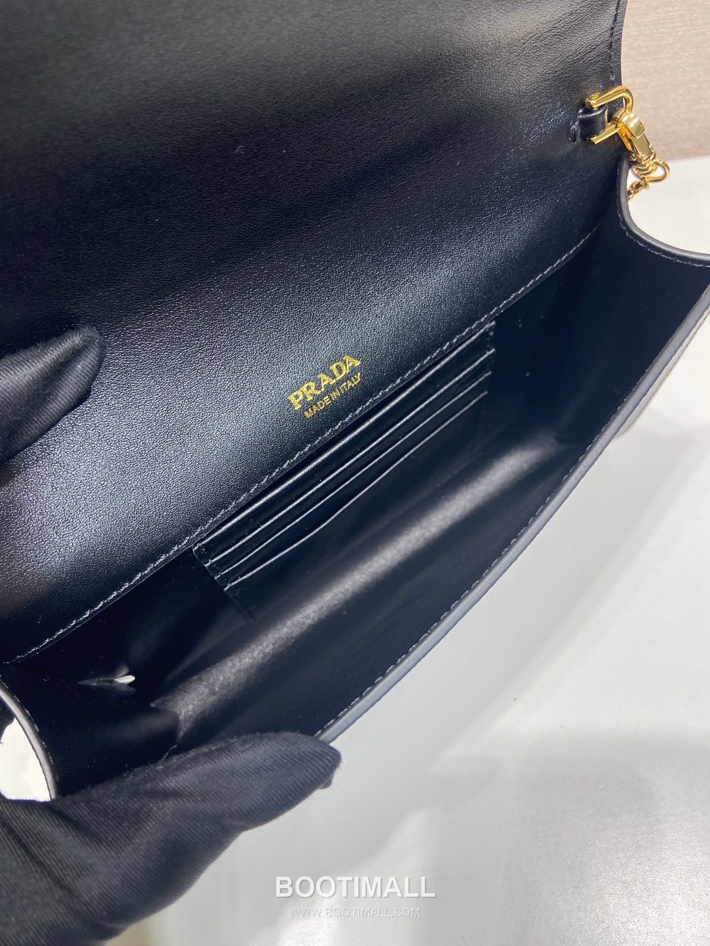 Prada Saffiano Calfskin Envelope Clutch Bag with Triangle Logo Chain Strap Detail 프라다 사피아노 카프스킨 트라이앵글 로고 체인 스트랩 엔벨로프 클러치백 1BP051 20cm 8