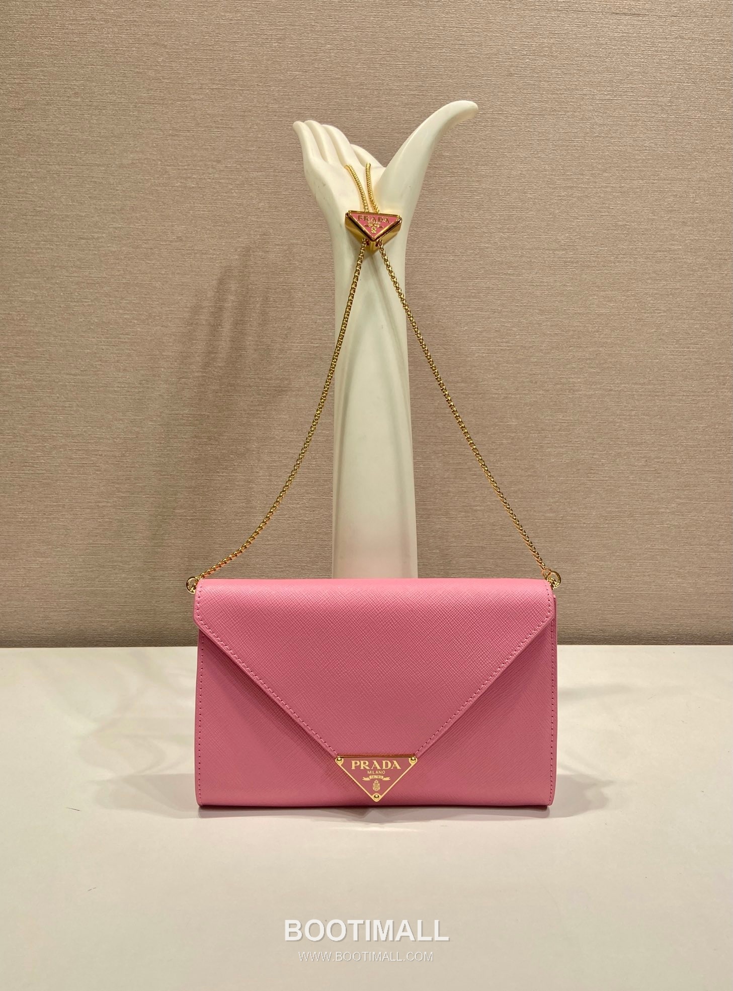 Prada Saffiano Calfskin Envelope Clutch Bag with Triangle Logo Chain Strap Detail 프라다 사피아노 카프스킨 트라이앵글 로고 체인 스트랩 엔벨로프 클러치백 1BP051 20cm 1