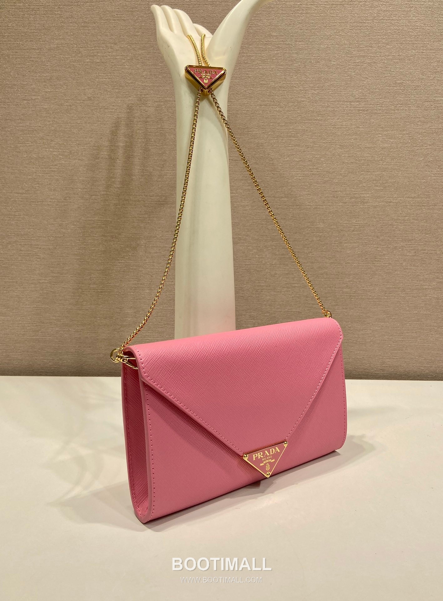 Prada Saffiano Calfskin Envelope Clutch Bag with Triangle Logo Chain Strap Detail 프라다 사피아노 카프스킨 트라이앵글 로고 체인 스트랩 엔벨로프 클러치백 1BP051 20cm 2