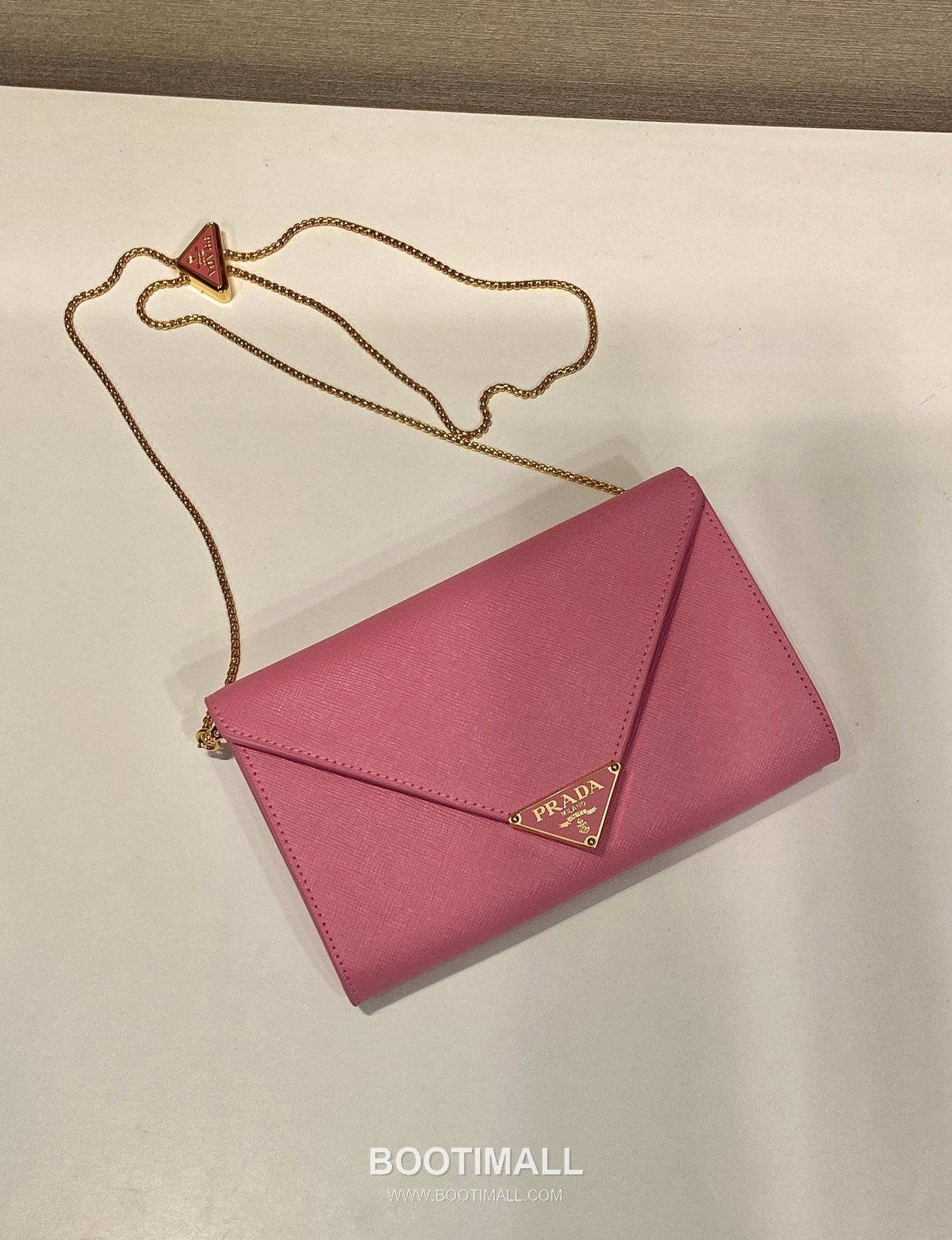 Prada Saffiano Calfskin Envelope Clutch Bag with Triangle Logo Chain Strap Detail 프라다 사피아노 카프스킨 트라이앵글 로고 체인 스트랩 엔벨로프 클러치백 1BP051 20cm 3