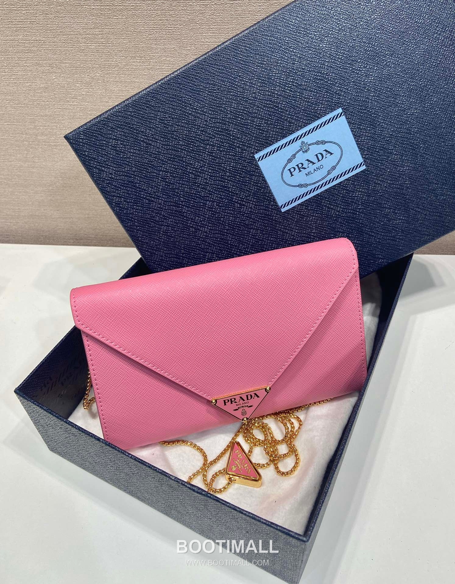 Prada Saffiano Calfskin Envelope Clutch Bag with Triangle Logo Chain Strap Detail 프라다 사피아노 카프스킨 트라이앵글 로고 체인 스트랩 엔벨로프 클러치백 1BP051 20cm 4