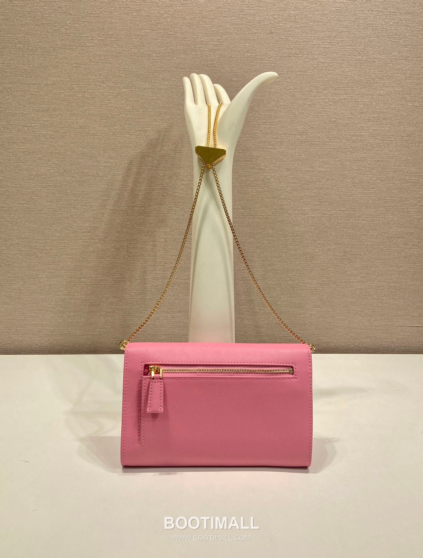 Prada Saffiano Calfskin Envelope Clutch Bag with Triangle Logo Chain Strap Detail 프라다 사피아노 카프스킨 트라이앵글 로고 체인 스트랩 엔벨로프 클러치백 1BP051 20cm 5