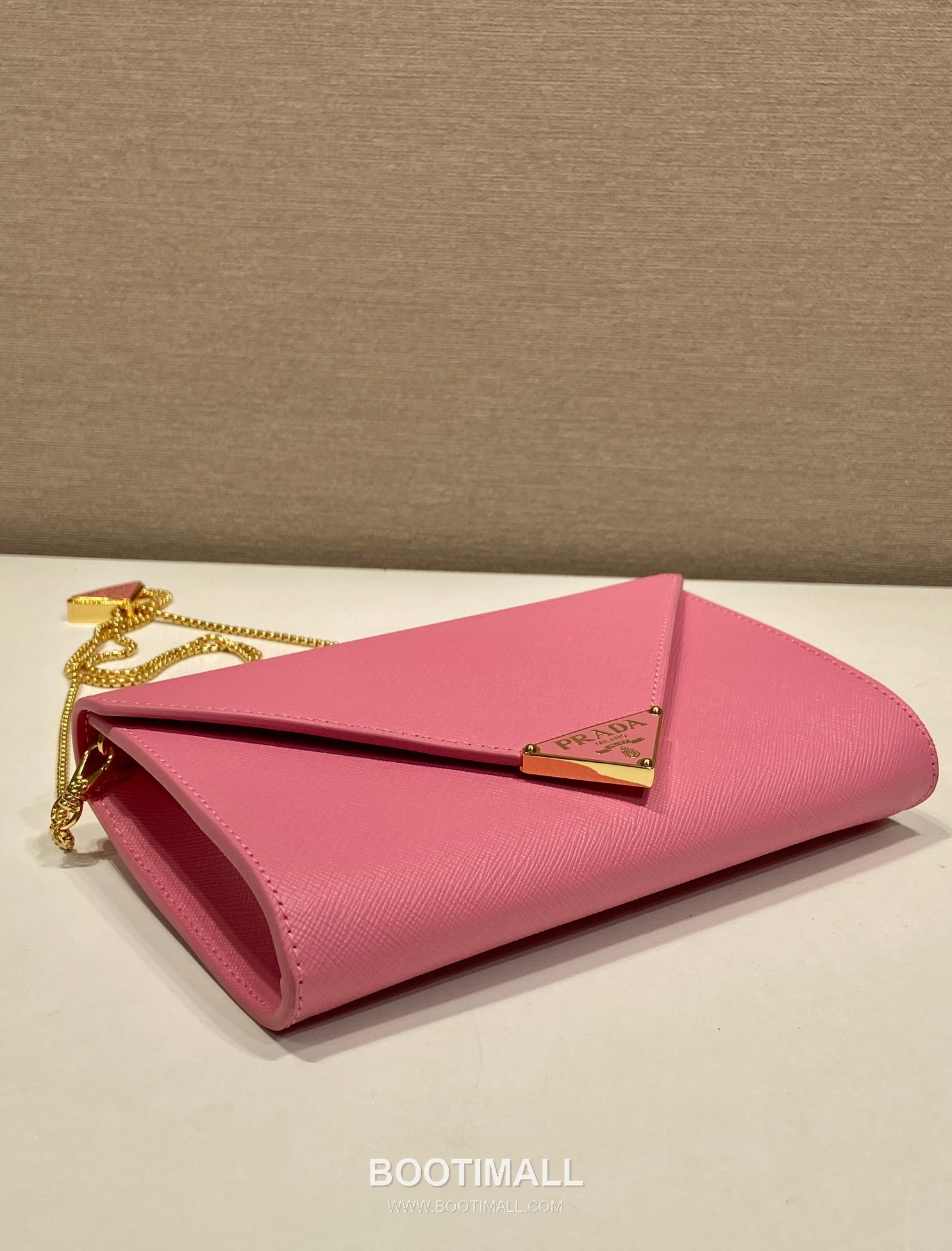 Prada Saffiano Calfskin Envelope Clutch Bag with Triangle Logo Chain Strap Detail 프라다 사피아노 카프스킨 트라이앵글 로고 체인 스트랩 엔벨로프 클러치백 1BP051 20cm 6