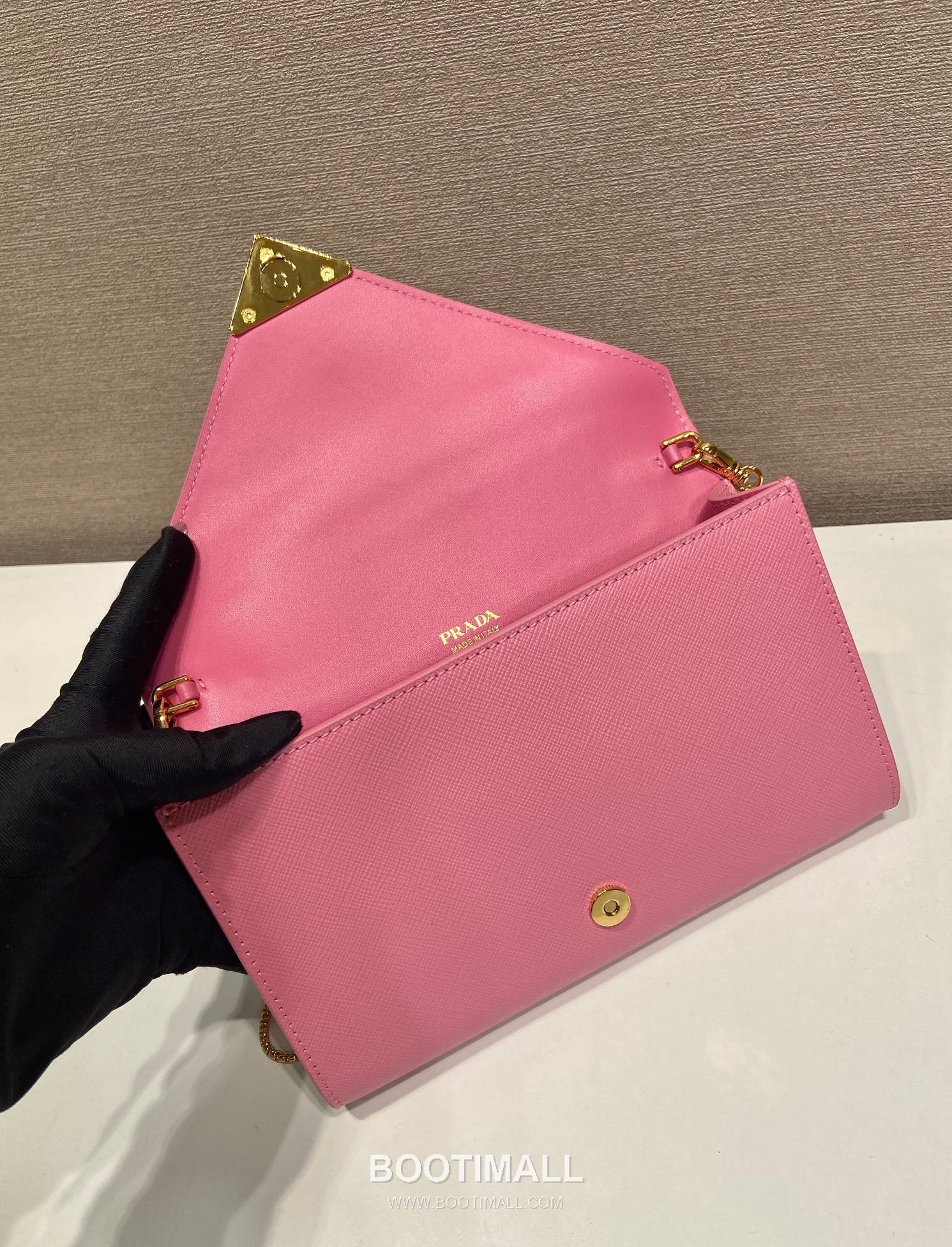 Prada Saffiano Calfskin Envelope Clutch Bag with Triangle Logo Chain Strap Detail 프라다 사피아노 카프스킨 트라이앵글 로고 체인 스트랩 엔벨로프 클러치백 1BP051 20cm 7