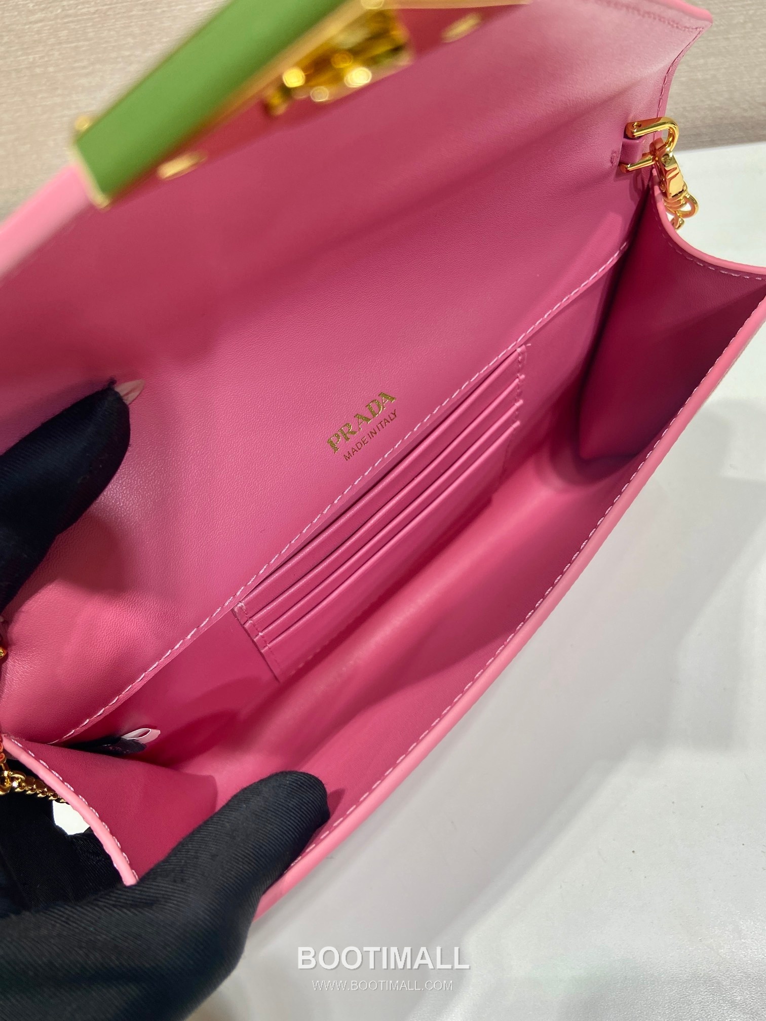 Prada Saffiano Calfskin Envelope Clutch Bag with Triangle Logo Chain Strap Detail 프라다 사피아노 카프스킨 트라이앵글 로고 체인 스트랩 엔벨로프 클러치백 1BP051 20cm 8