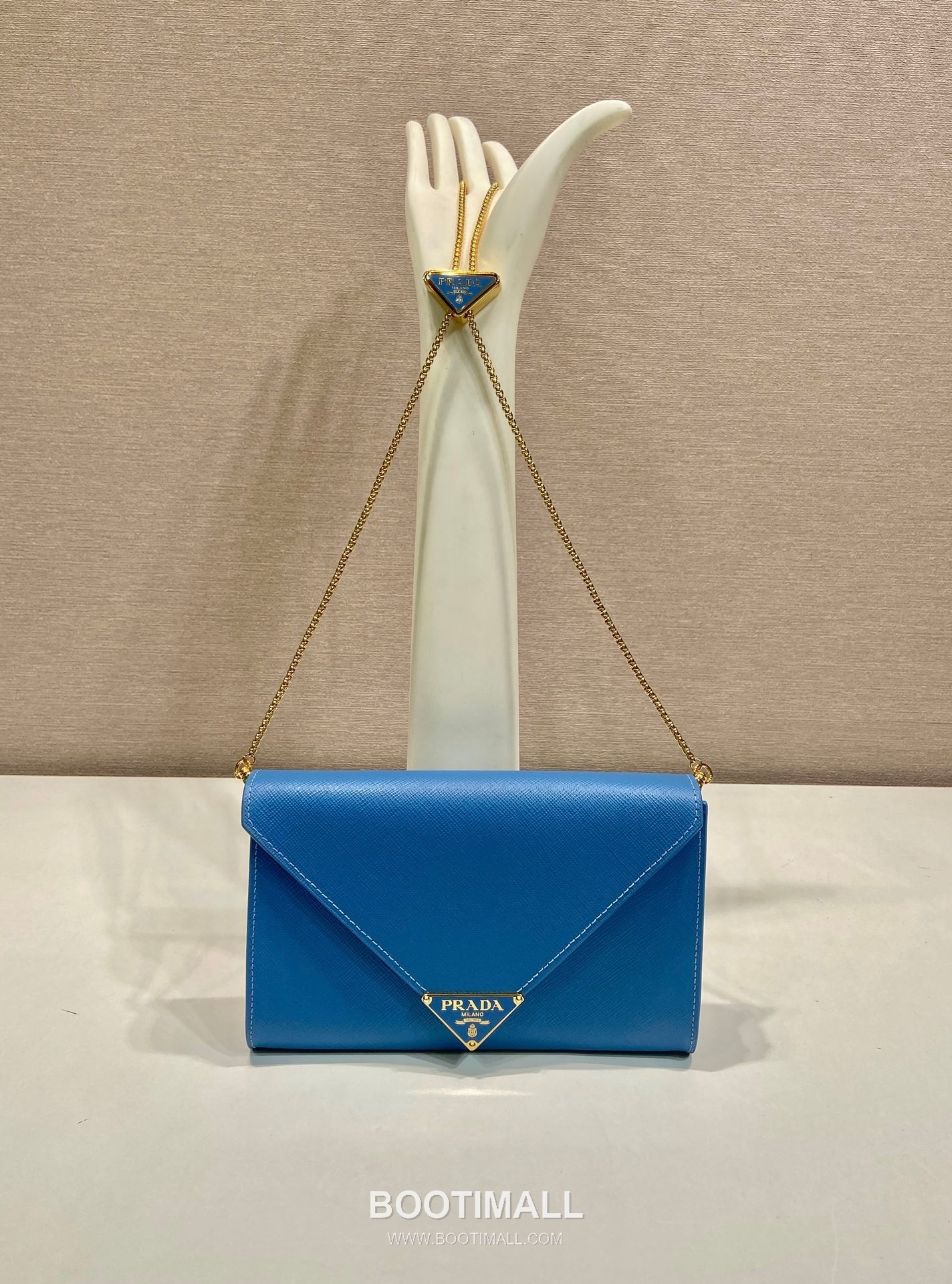 Prada Saffiano Calfskin Envelope Clutch Bag with Triangle Logo Chain Strap Detail 프라다 사피아노 카프스킨 트라이앵글 로고 체인 스트랩 엔벨로프 클러치백 1BP051 20cm 1