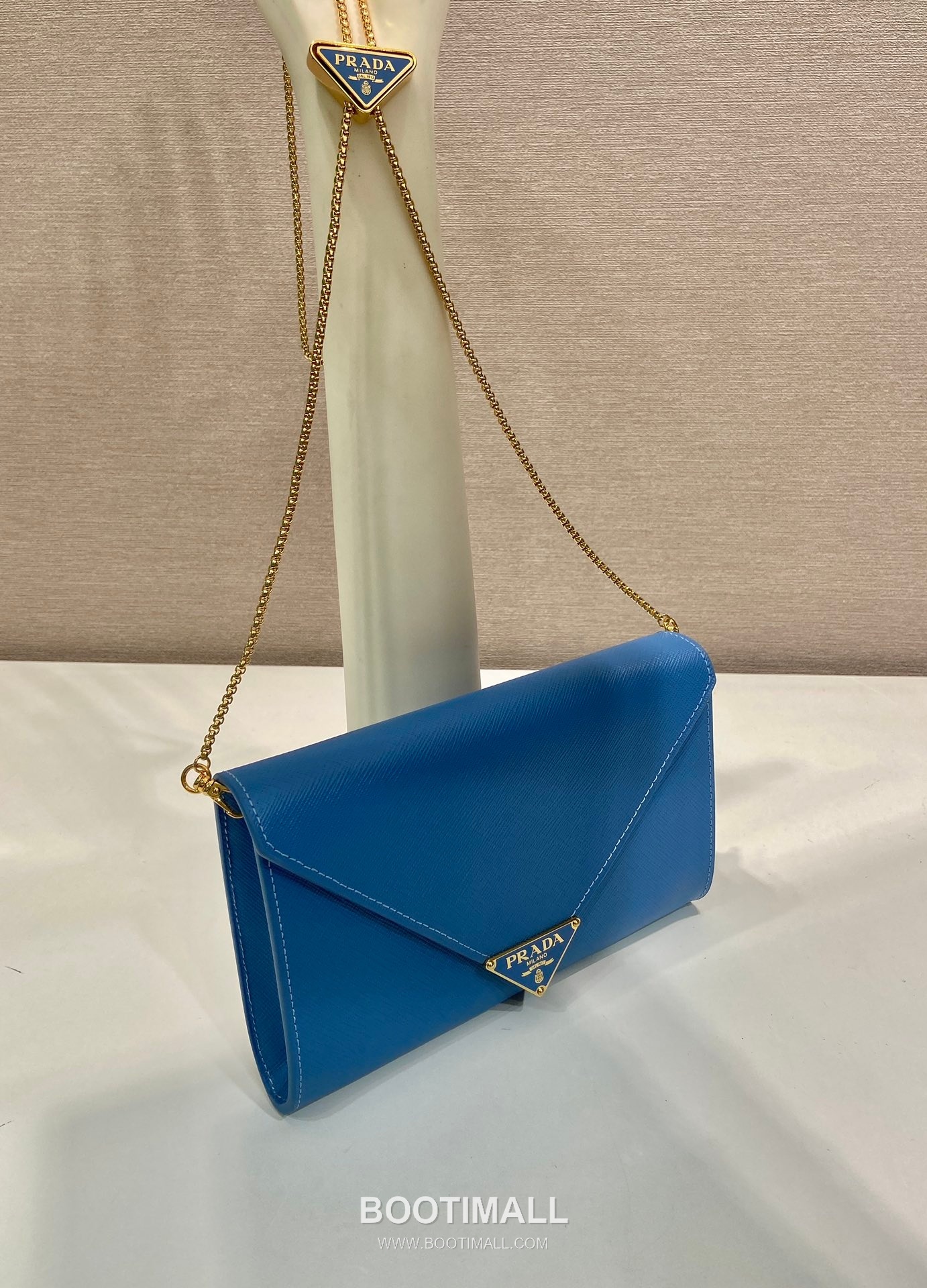 Prada Saffiano Calfskin Envelope Clutch Bag with Triangle Logo Chain Strap Detail 프라다 사피아노 카프스킨 트라이앵글 로고 체인 스트랩 엔벨로프 클러치백 1BP051 20cm 2