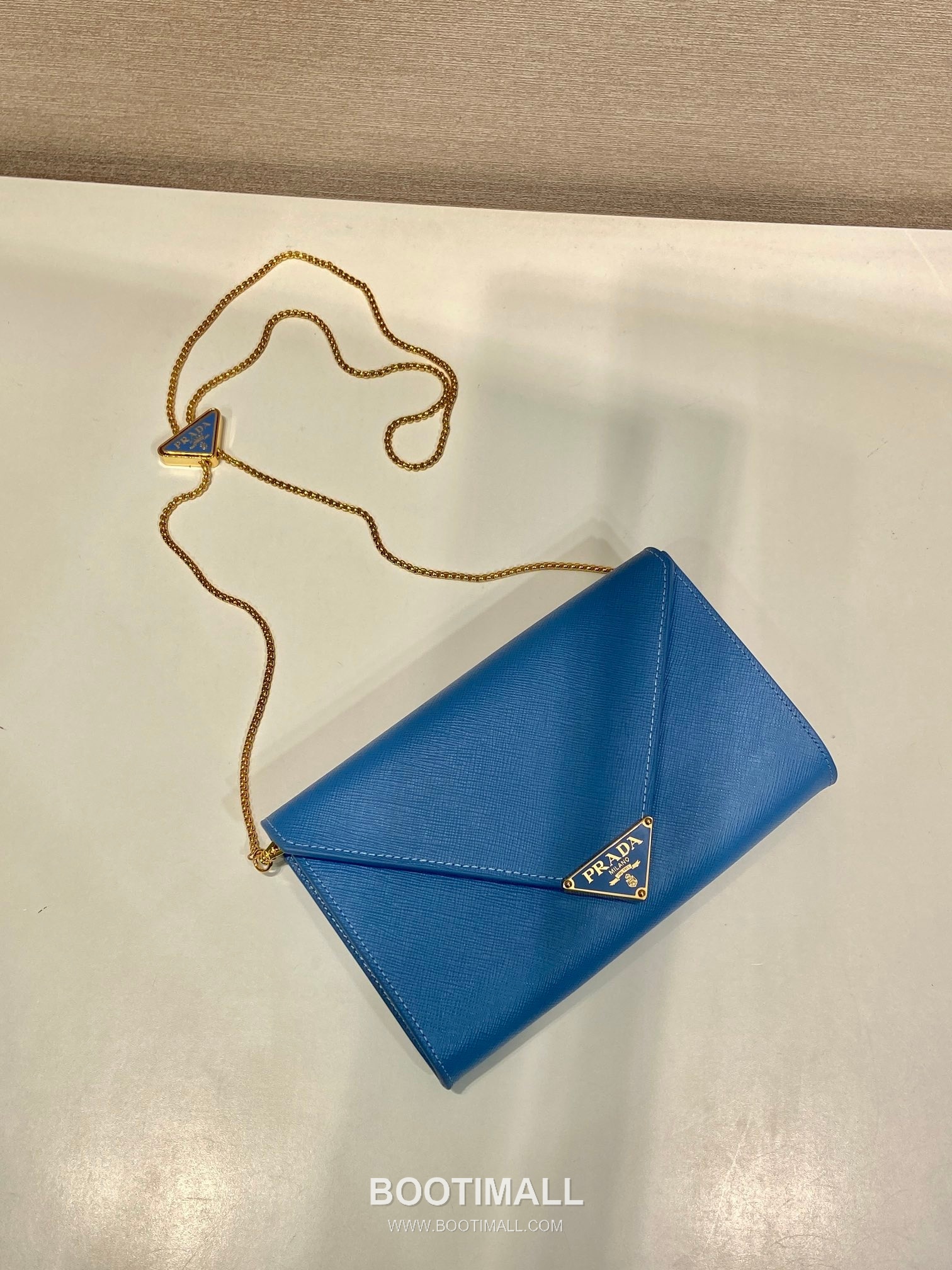 Prada Saffiano Calfskin Envelope Clutch Bag with Triangle Logo Chain Strap Detail 프라다 사피아노 카프스킨 트라이앵글 로고 체인 스트랩 엔벨로프 클러치백 1BP051 20cm 3