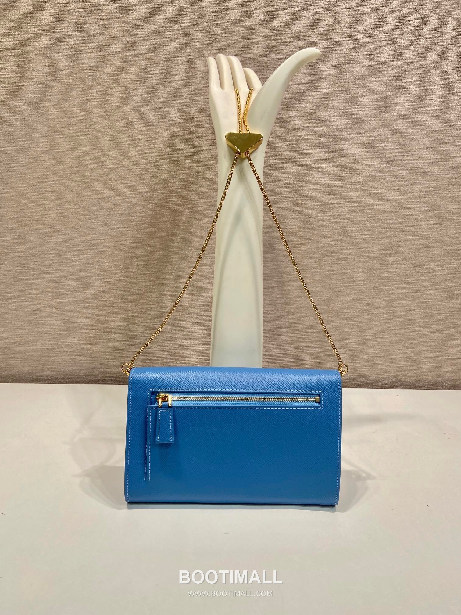 Prada Saffiano Calfskin Envelope Clutch Bag with Triangle Logo Chain Strap Detail 프라다 사피아노 카프스킨 트라이앵글 로고 체인 스트랩 엔벨로프 클러치백 1BP051 20cm 5