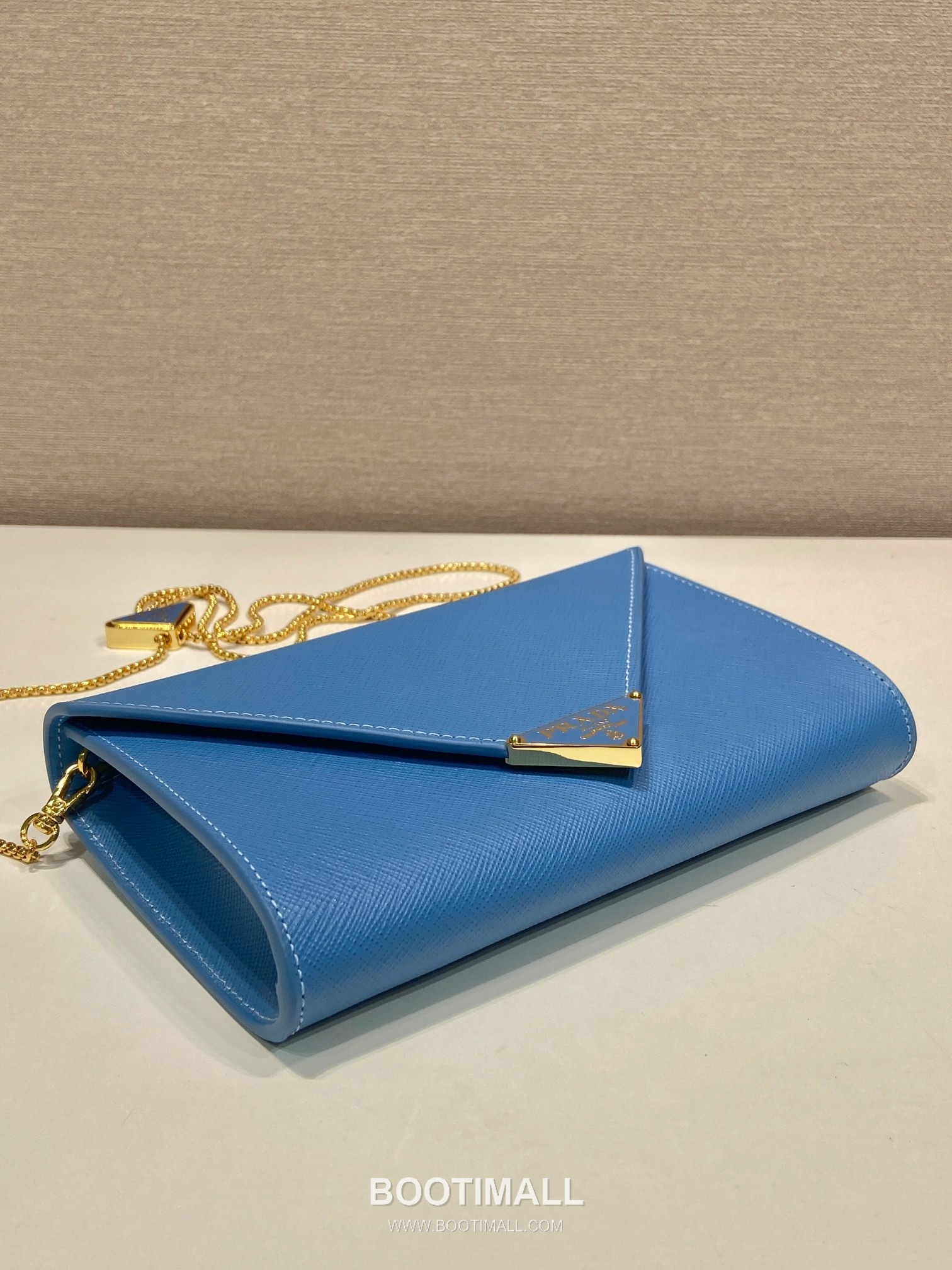 Prada Saffiano Calfskin Envelope Clutch Bag with Triangle Logo Chain Strap Detail 프라다 사피아노 카프스킨 트라이앵글 로고 체인 스트랩 엔벨로프 클러치백 1BP051 20cm 6