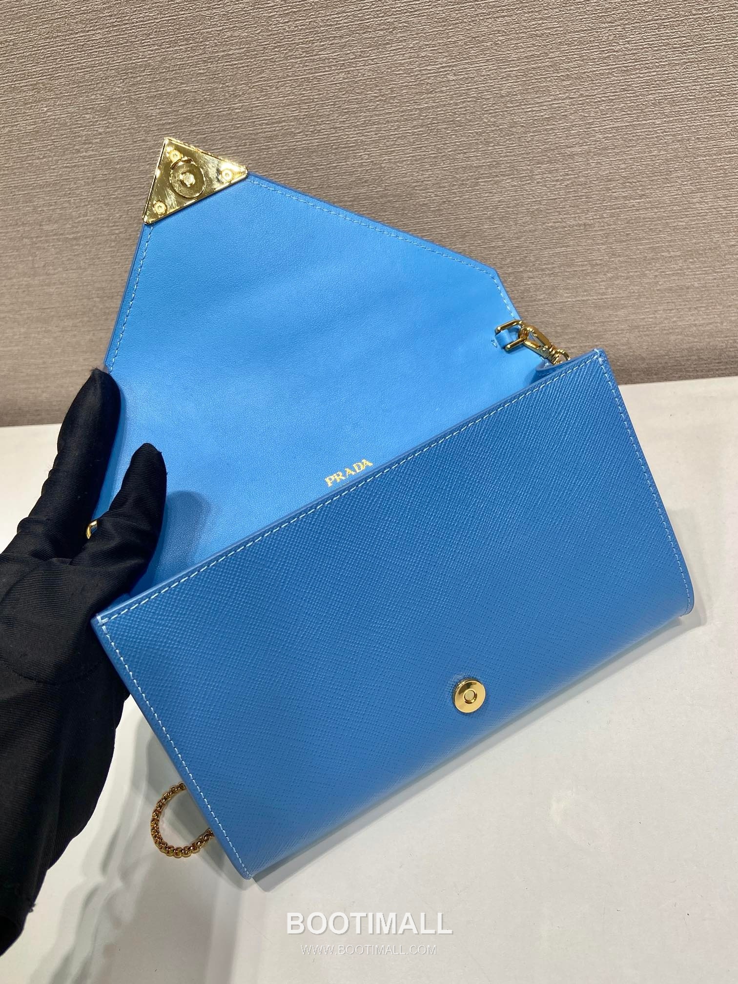 Prada Saffiano Calfskin Envelope Clutch Bag with Triangle Logo Chain Strap Detail 프라다 사피아노 카프스킨 트라이앵글 로고 체인 스트랩 엔벨로프 클러치백 1BP051 20cm 7