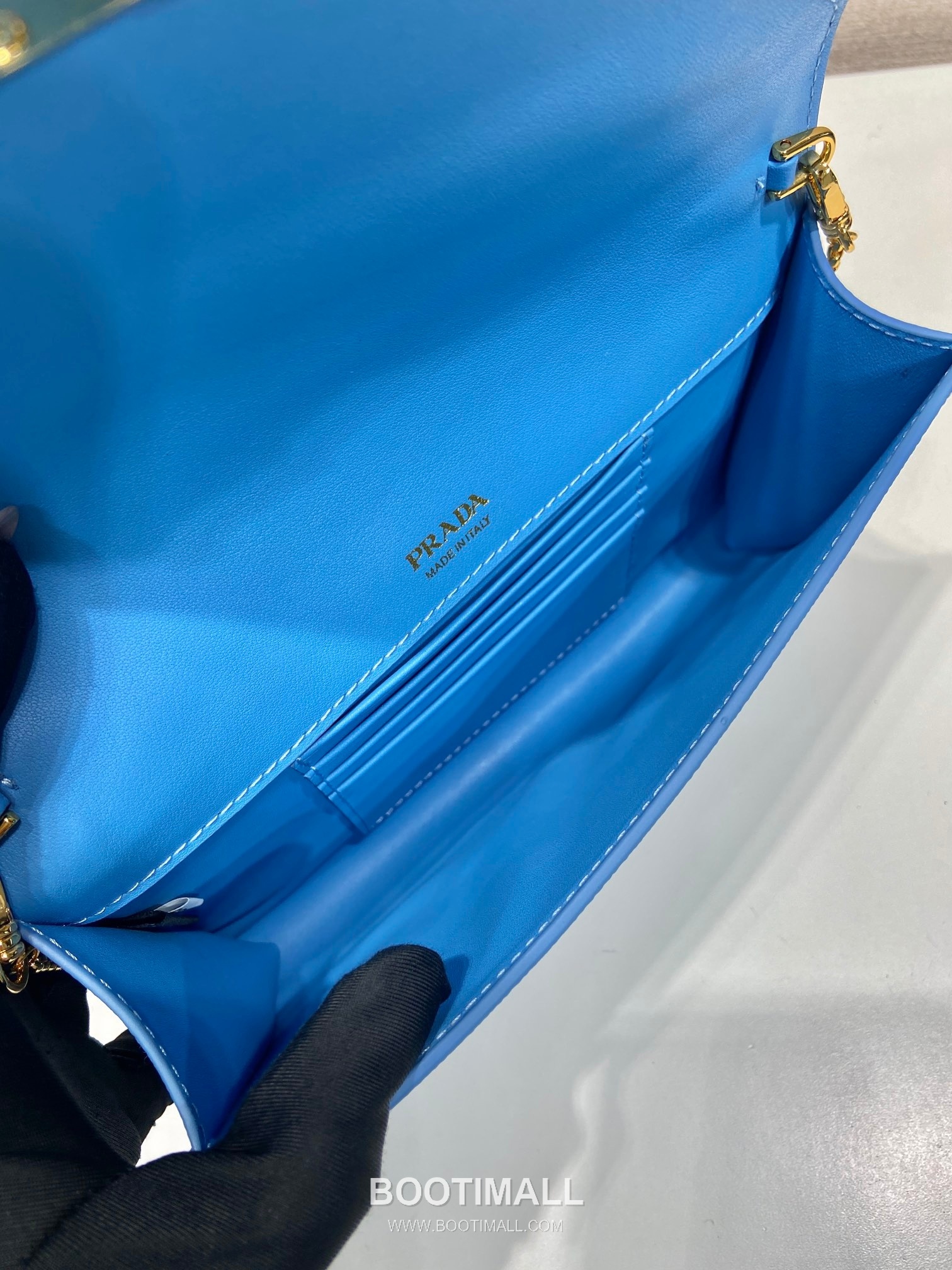 Prada Saffiano Calfskin Envelope Clutch Bag with Triangle Logo Chain Strap Detail 프라다 사피아노 카프스킨 트라이앵글 로고 체인 스트랩 엔벨로프 클러치백 1BP051 20cm 8