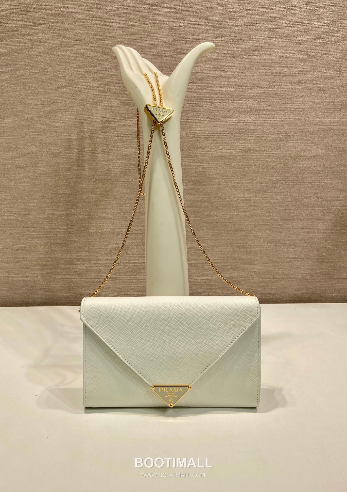Prada Saffiano Calfskin Envelope Clutch Bag with Triangle Logo Chain Strap Detail 프라다 사피아노 카프스킨 트라이앵글 로고 체인 스트랩 엔벨로프 클러치백 1BP051 20cm 1