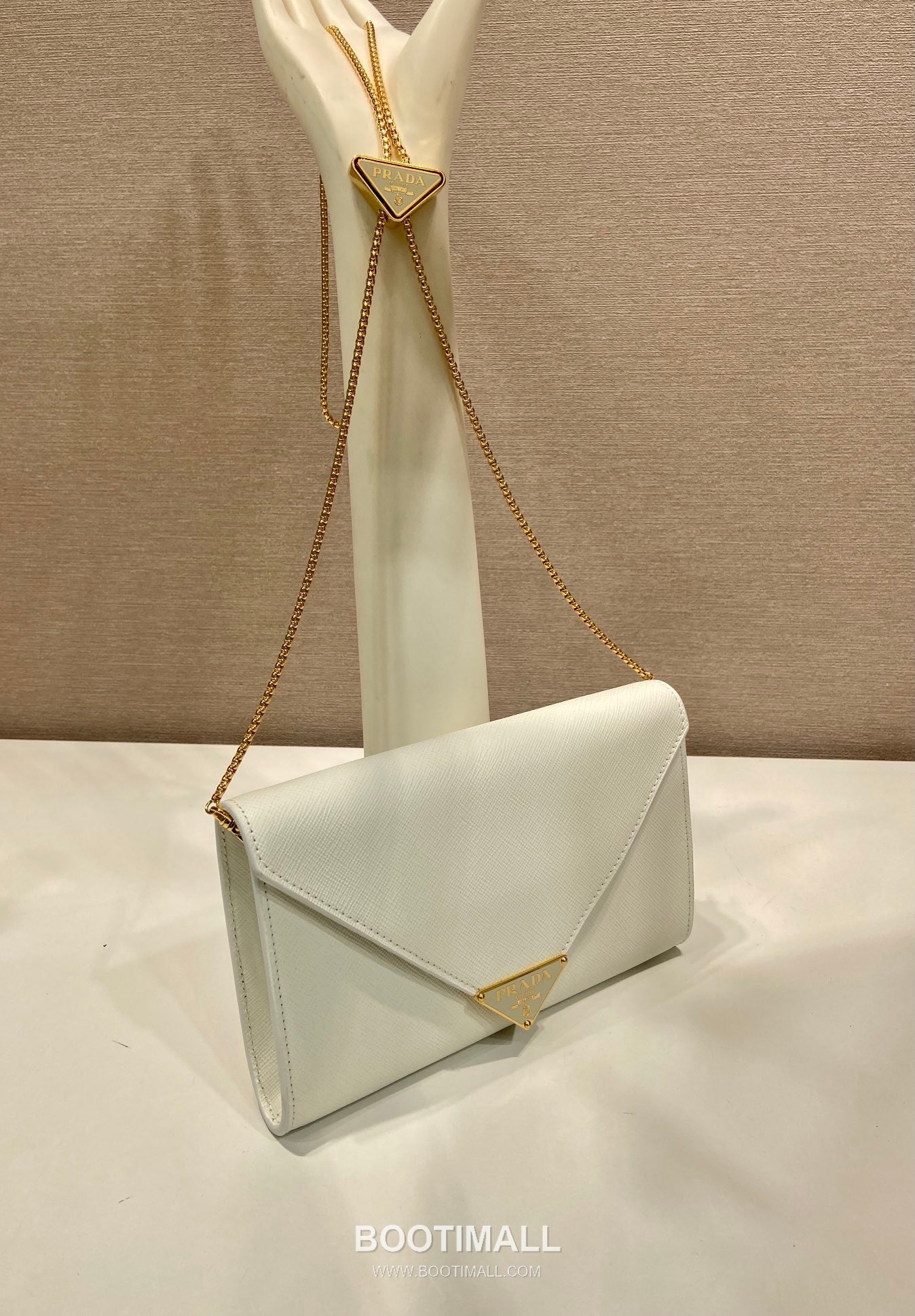 Prada Saffiano Calfskin Envelope Clutch Bag with Triangle Logo Chain Strap Detail 프라다 사피아노 카프스킨 트라이앵글 로고 체인 스트랩 엔벨로프 클러치백 1BP051 20cm 2