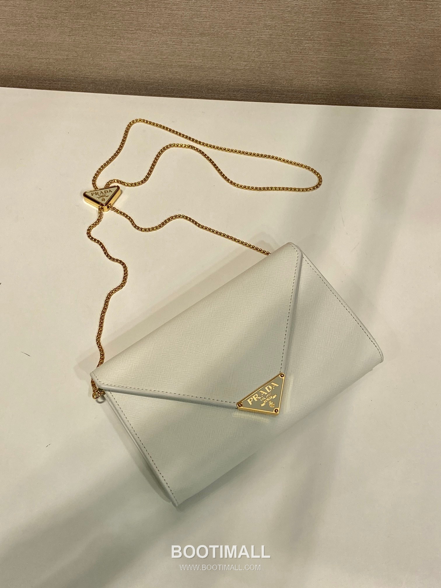 Prada Saffiano Calfskin Envelope Clutch Bag with Triangle Logo Chain Strap Detail 프라다 사피아노 카프스킨 트라이앵글 로고 체인 스트랩 엔벨로프 클러치백 1BP051 20cm 3