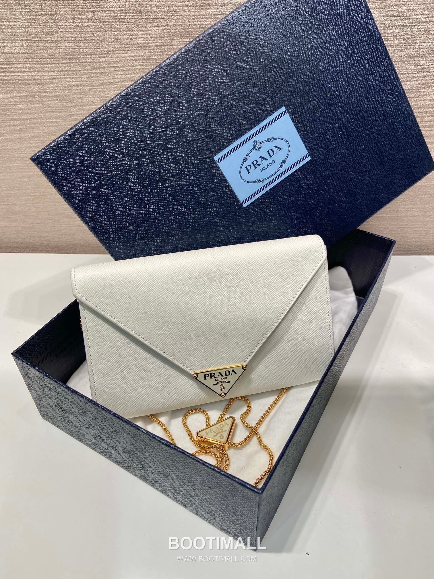 Prada Saffiano Calfskin Envelope Clutch Bag with Triangle Logo Chain Strap Detail 프라다 사피아노 카프스킨 트라이앵글 로고 체인 스트랩 엔벨로프 클러치백 1BP051 20cm 4