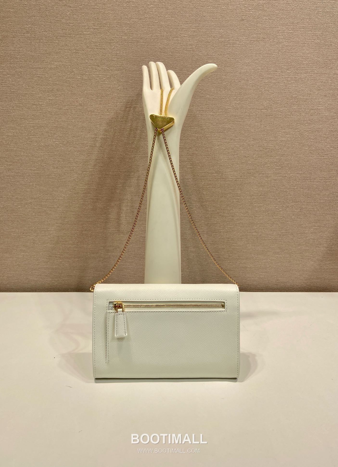 Prada Saffiano Calfskin Envelope Clutch Bag with Triangle Logo Chain Strap Detail 프라다 사피아노 카프스킨 트라이앵글 로고 체인 스트랩 엔벨로프 클러치백 1BP051 20cm 5