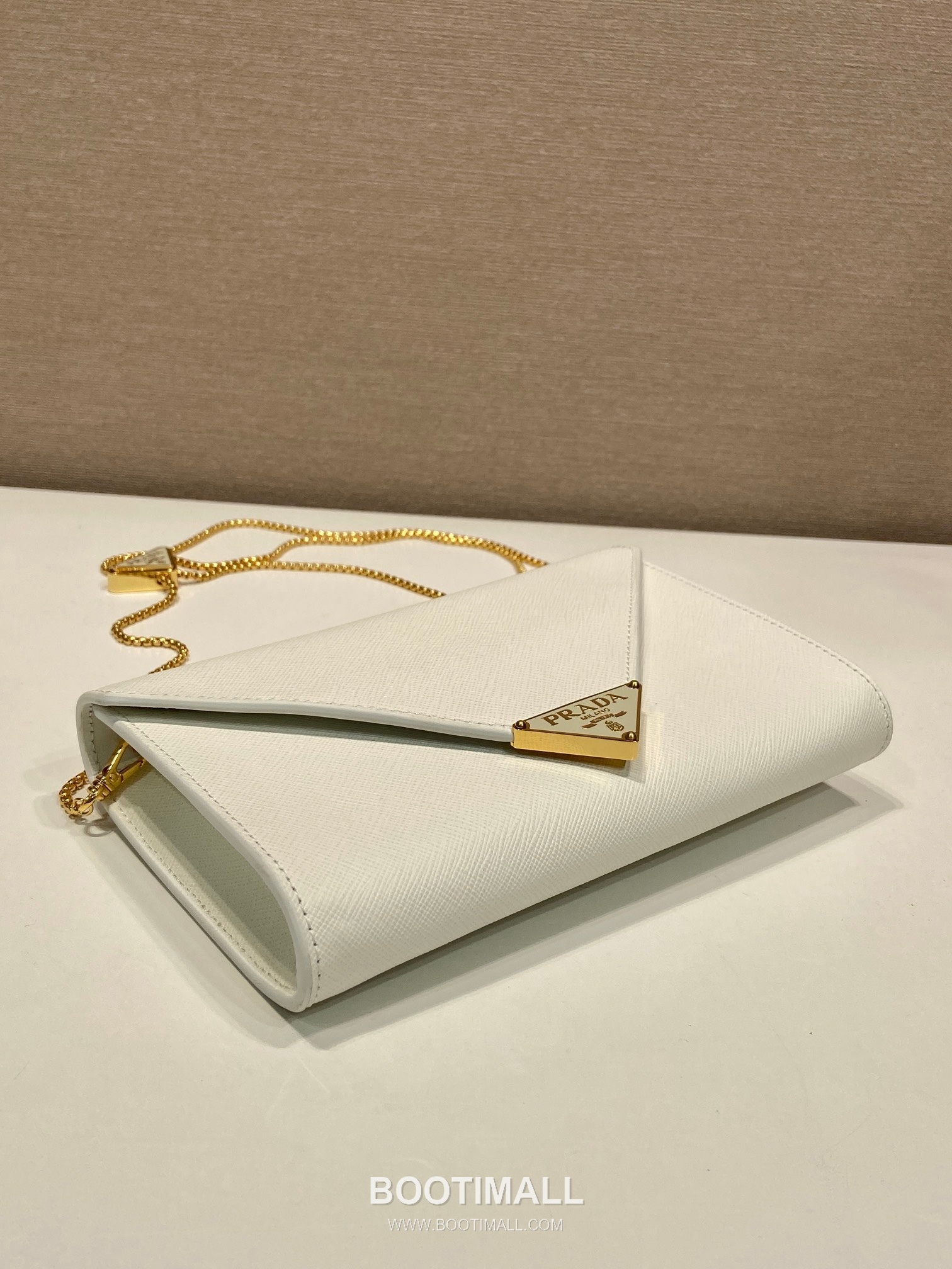 Prada Saffiano Calfskin Envelope Clutch Bag with Triangle Logo Chain Strap Detail 프라다 사피아노 카프스킨 트라이앵글 로고 체인 스트랩 엔벨로프 클러치백 1BP051 20cm 6