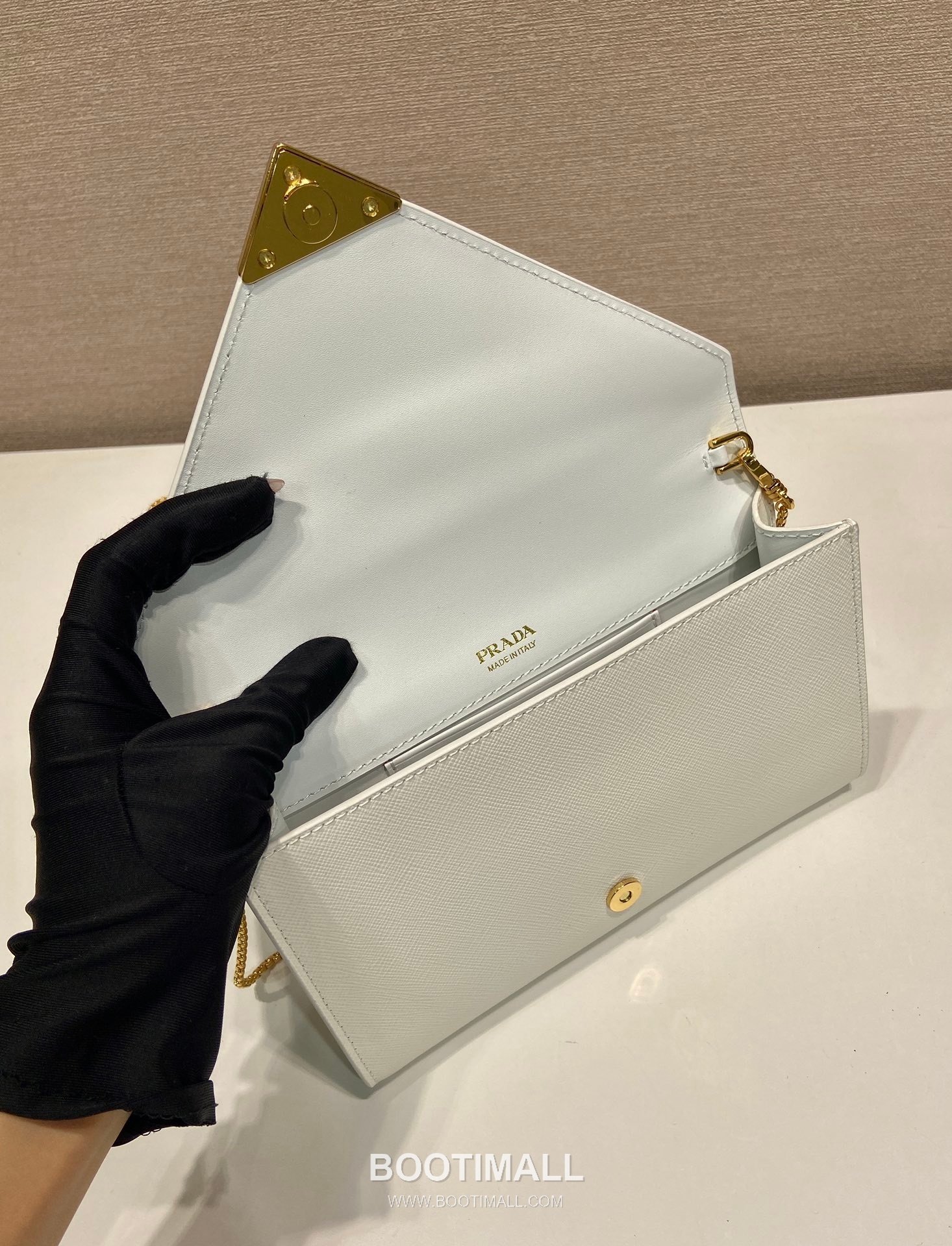 Prada Saffiano Calfskin Envelope Clutch Bag with Triangle Logo Chain Strap Detail 프라다 사피아노 카프스킨 트라이앵글 로고 체인 스트랩 엔벨로프 클러치백 1BP051 20cm 7