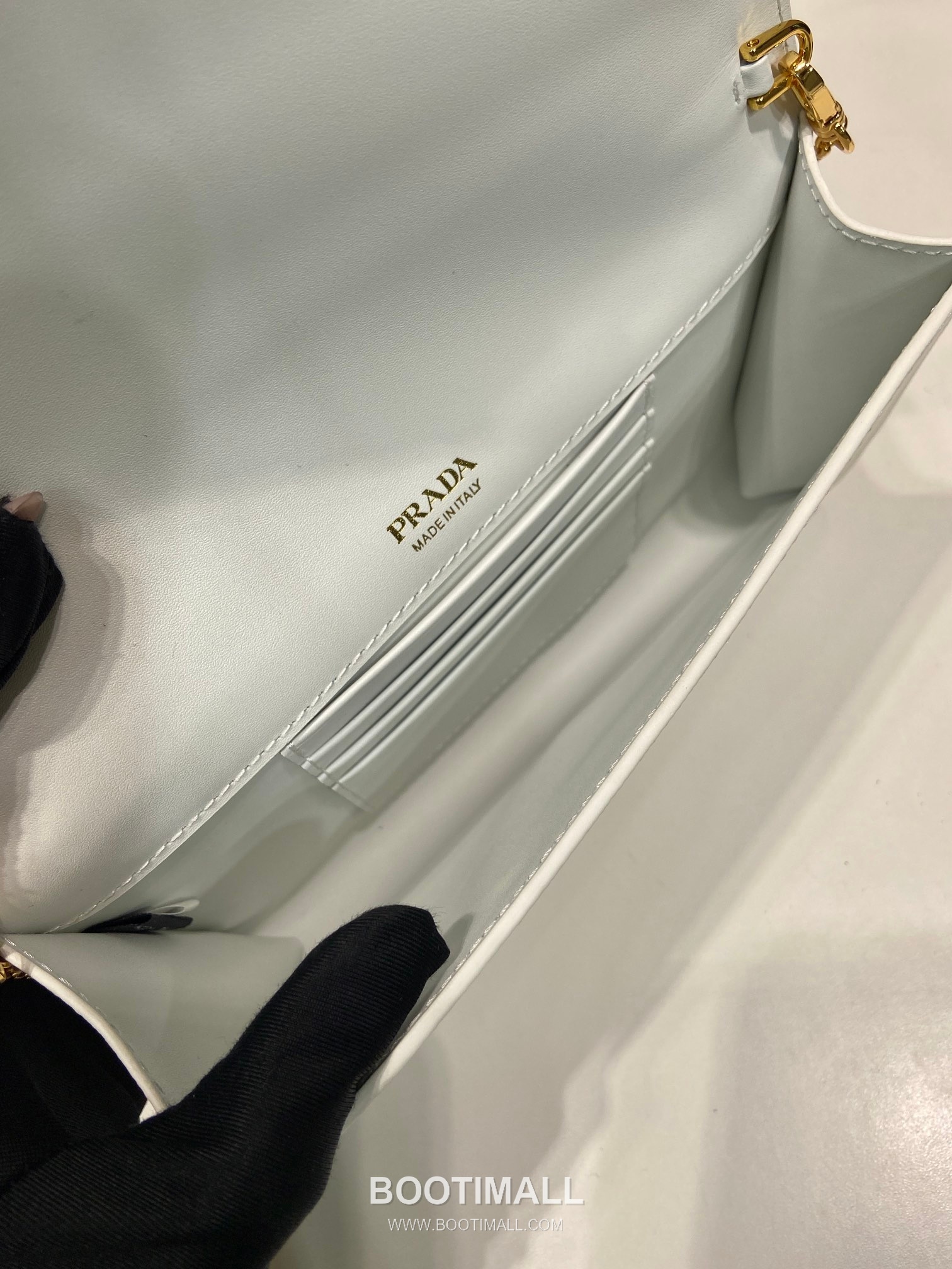 Prada Saffiano Calfskin Envelope Clutch Bag with Triangle Logo Chain Strap Detail 프라다 사피아노 카프스킨 트라이앵글 로고 체인 스트랩 엔벨로프 클러치백 1BP051 20cm 8