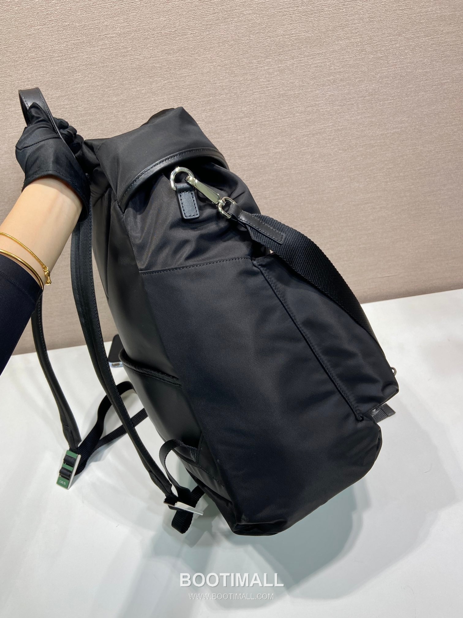 Prada Nylon Calfskin Backpack with Flap Buckle Dual Pocket Detail 프라다 나일론 카프스킨 플랩 버클 듀얼 포켓 백팩 2VZ108A 38cm 5