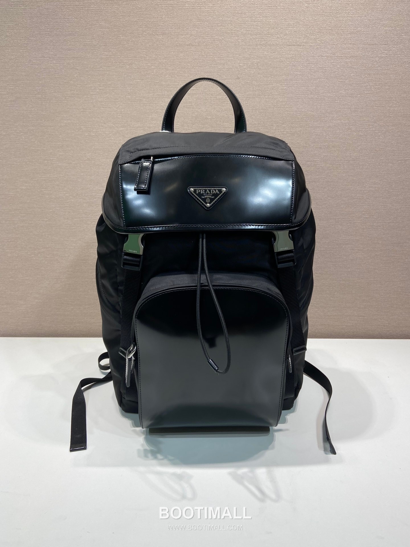 Prada Re-Nylon Leather Backpack with Flap Quad Zip Pocket Detail 프라다 리나일론 레더 플랩 쿼드 지퍼 포켓 백팩 2VZ135 27cm 1