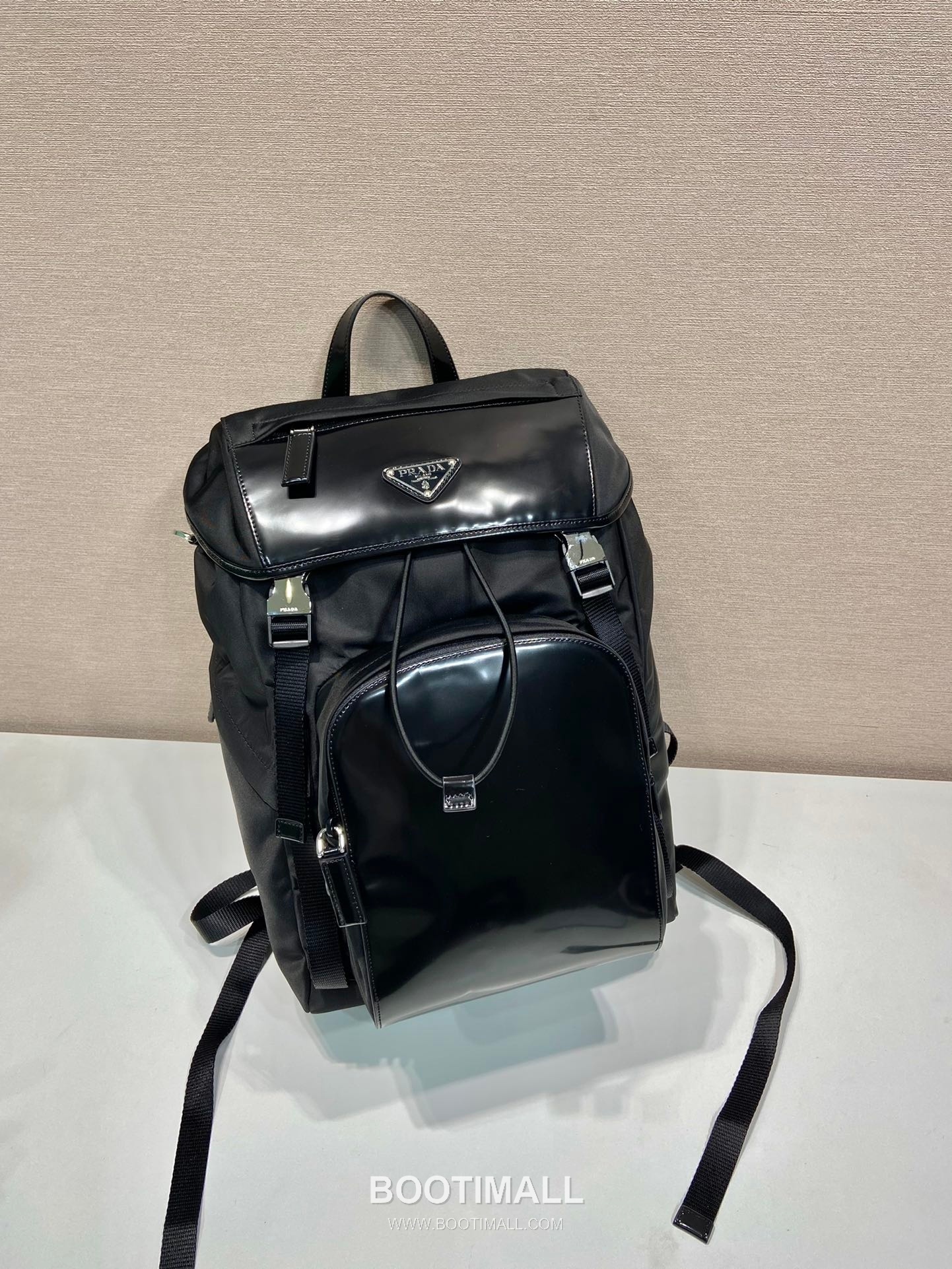 Prada Re-Nylon Leather Backpack with Flap Quad Zip Pocket Detail 프라다 리나일론 레더 플랩 쿼드 지퍼 포켓 백팩 2VZ135 27cm 2
