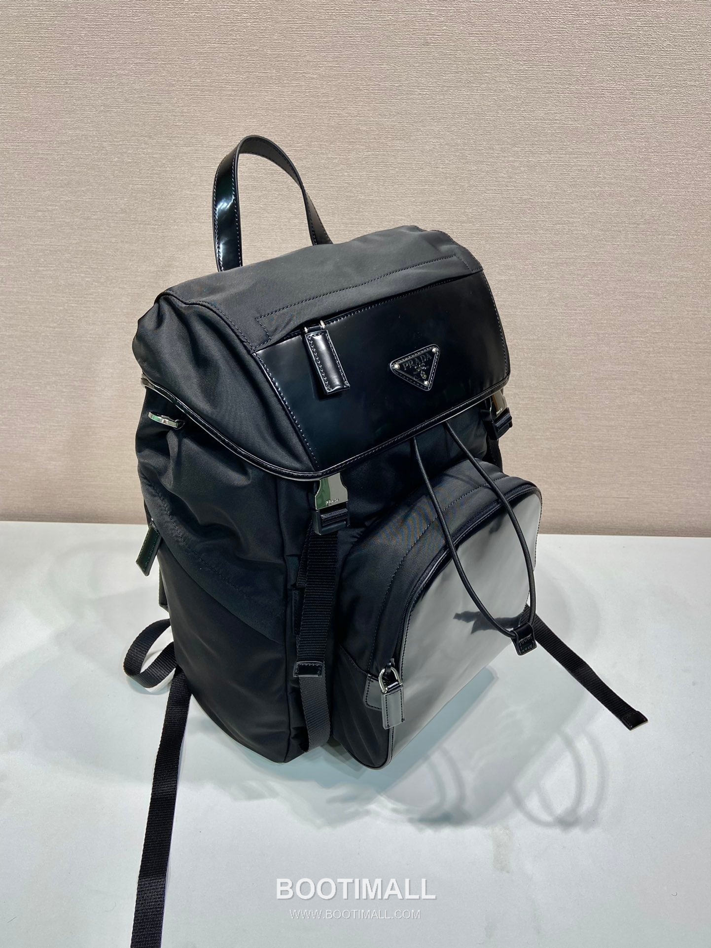Prada Re-Nylon Leather Backpack with Flap Quad Zip Pocket Detail 프라다 리나일론 레더 플랩 쿼드 지퍼 포켓 백팩 2VZ135 27cm 3