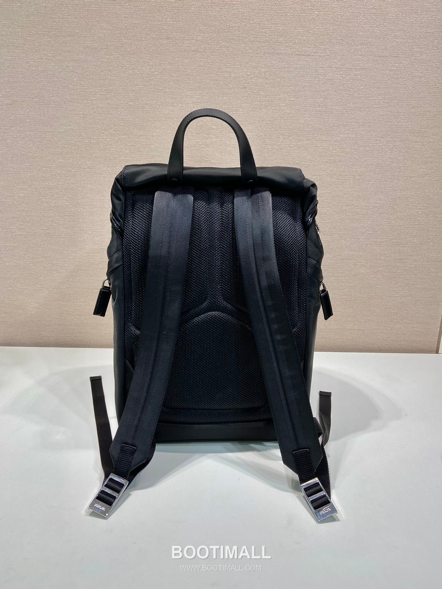 Prada Re-Nylon Leather Backpack with Flap Quad Zip Pocket Detail 프라다 리나일론 레더 플랩 쿼드 지퍼 포켓 백팩 2VZ135 27cm 4